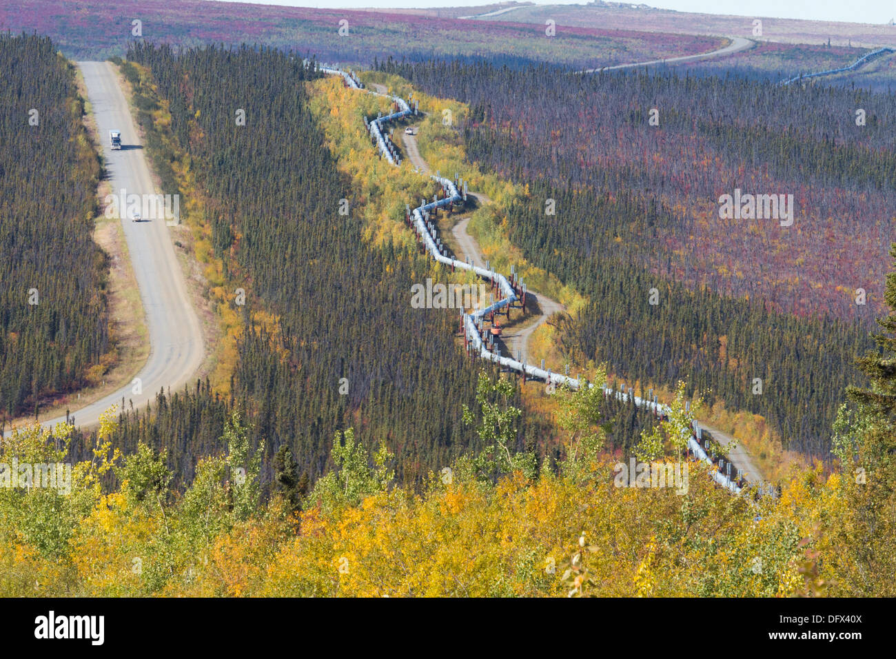 Trans-Alaska oil pipeline running parallel with Dalton highway leading to Prudhoe bay in Arctic ocean, Alaska Stock Photo