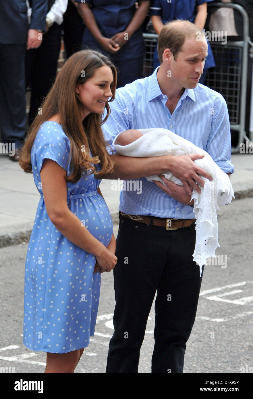 kardinal ventilator Modtager Catherine, Duchess of Cambridge, and Prince William, Duke of Cambridge,  leave The Lindo Wing with baby prince George Cambridge Stock Photo - Alamy