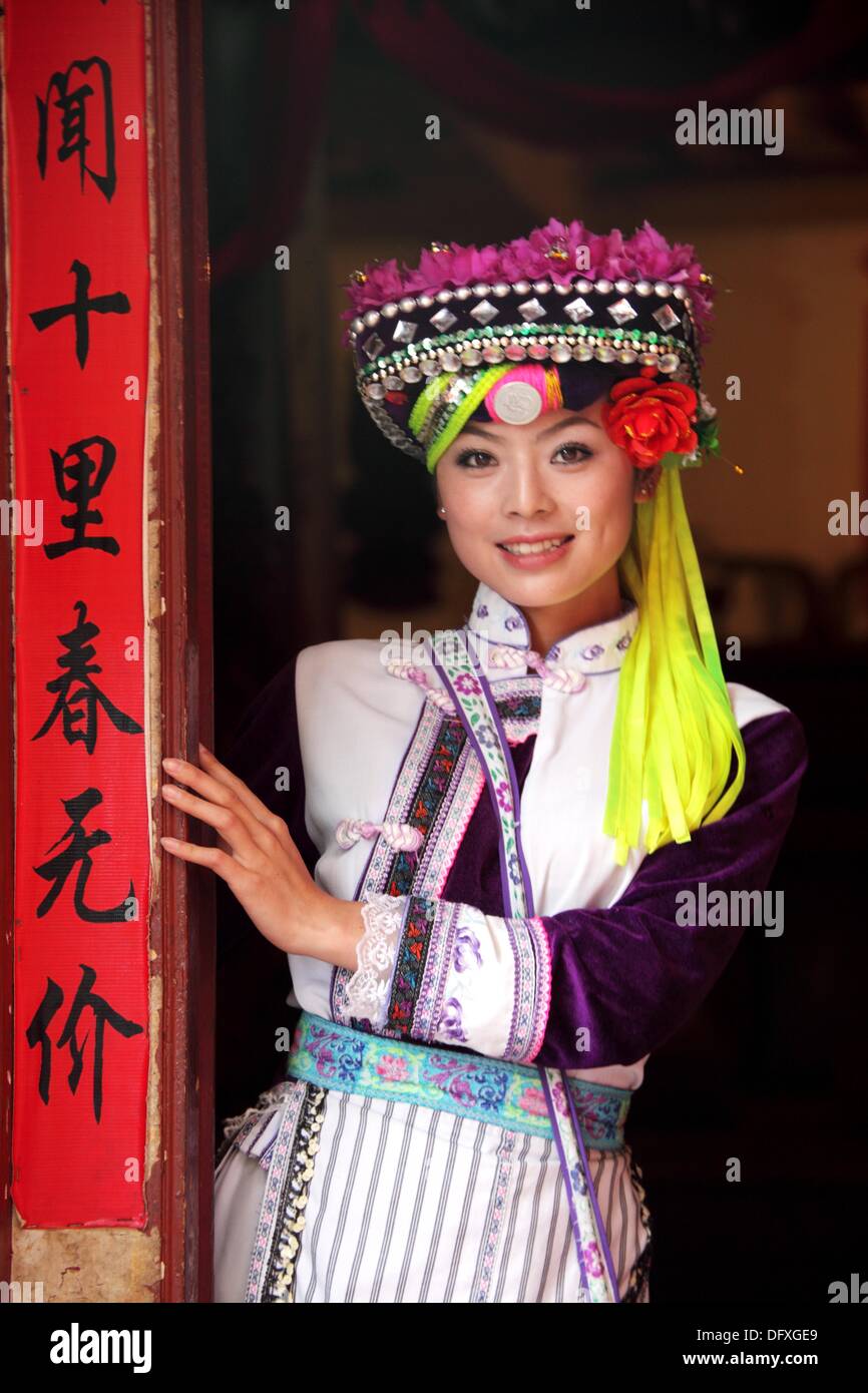 China traditional dress girl hi-res stock photography and images - Alamy