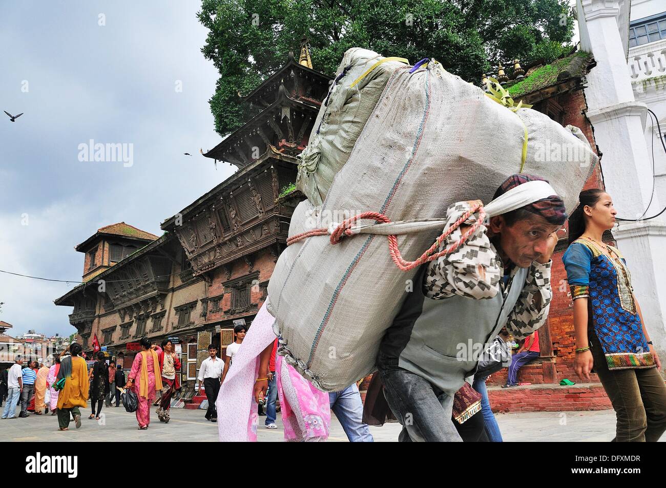 Cargo handling man carry heavy hi-res stock photography and images - Alamy