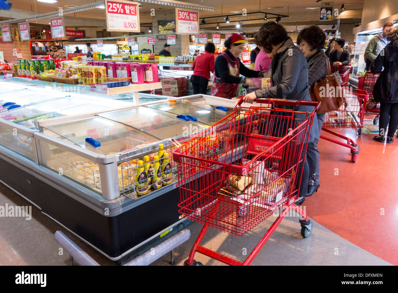 Interior Of Lotte Mart Supermarket In Gangnam District Seoul Korea Stock Photo Alamy