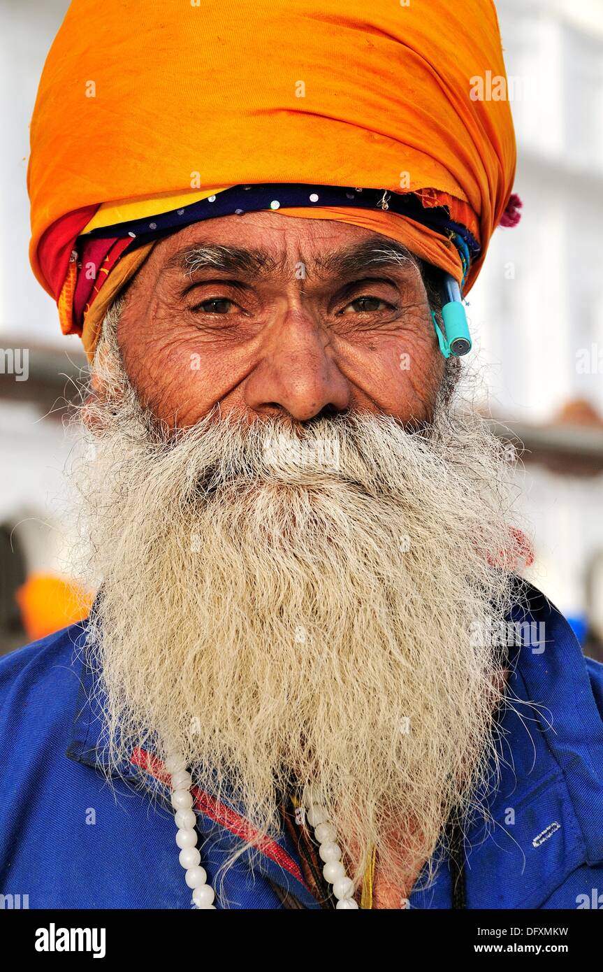 Sikh man in the Golden Temple complex, Punjab Amritsar India Stock ...