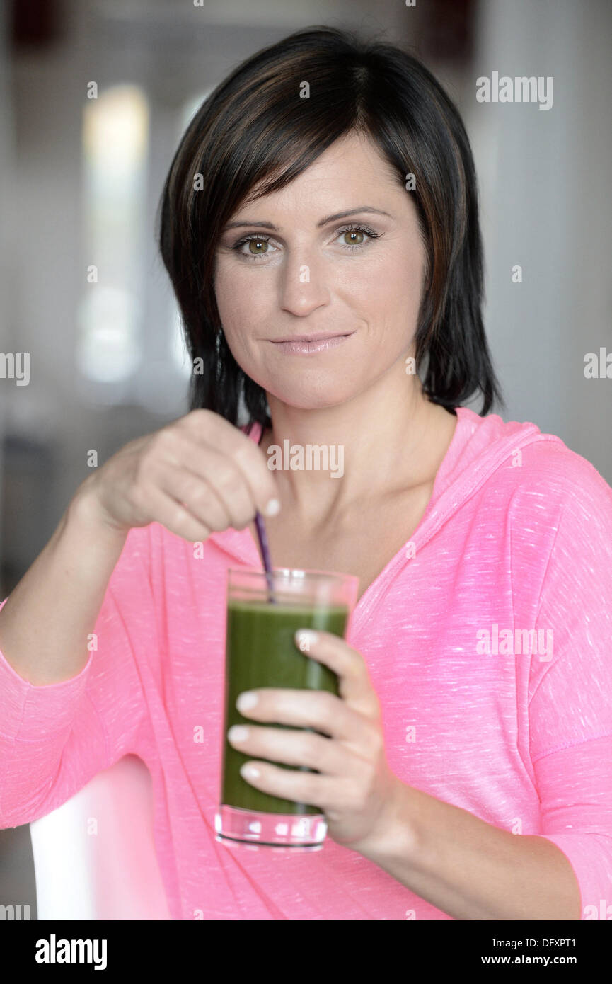 Xotinlar erlarini belboglar bilan sikishadi