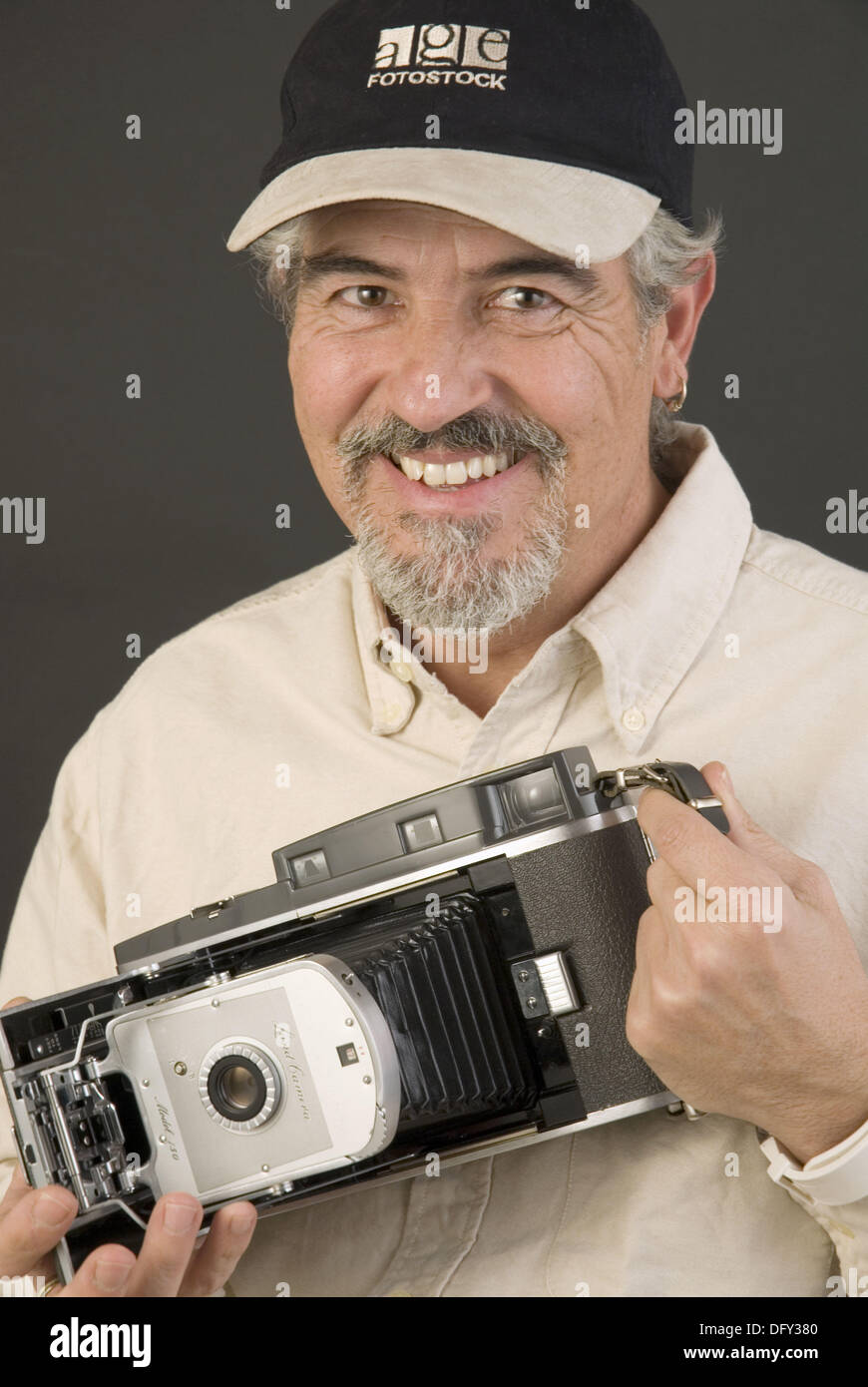 Photograph with old Polaroid Land Camera, model 150 Stock Photo - Alamy