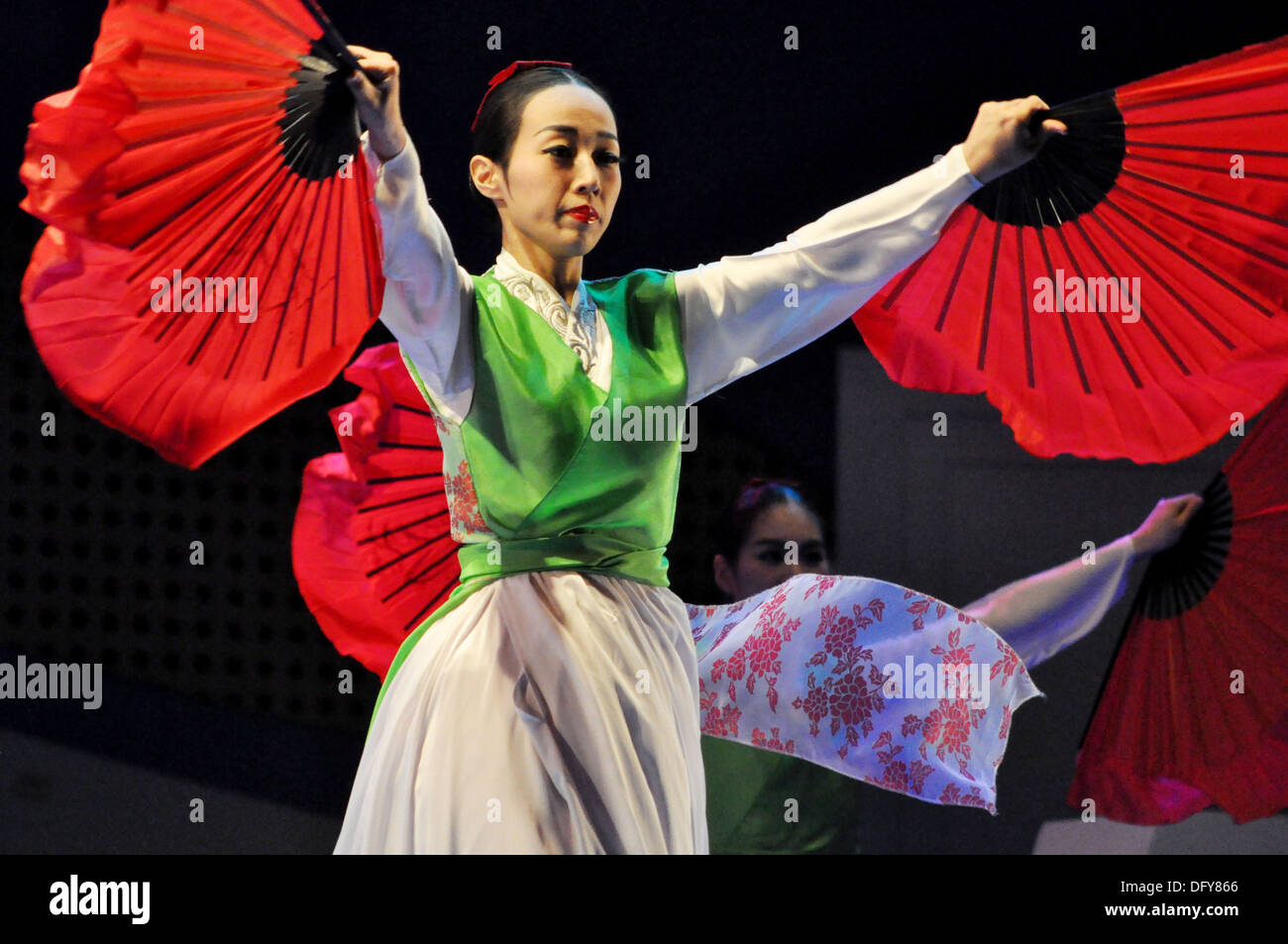 Seoul (South Korea) traditional fan show in Seoul Square Stock Photo
