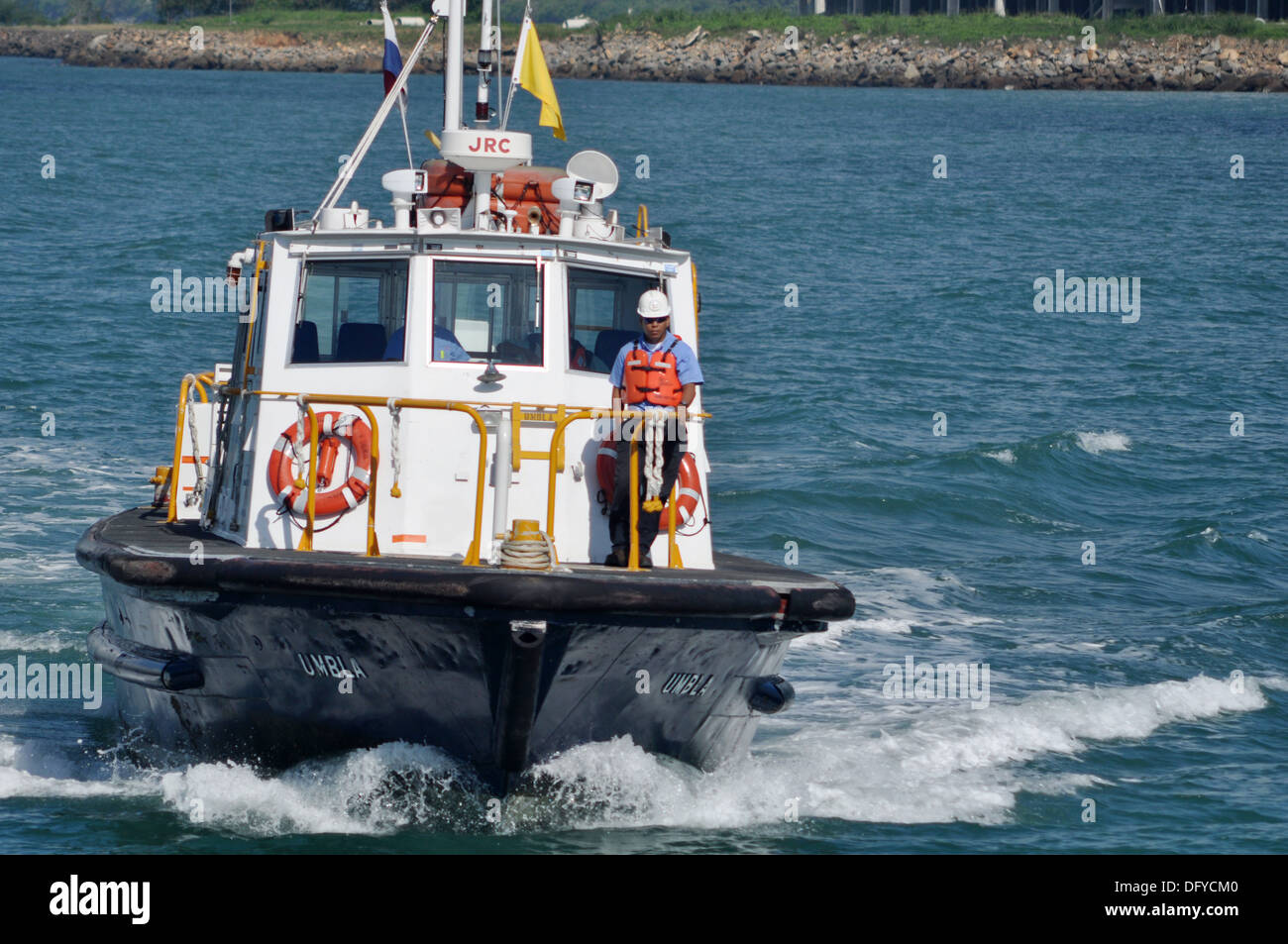 Canal de Panamá Panama: pilot boat along the Canal Stock Photo - Alamy