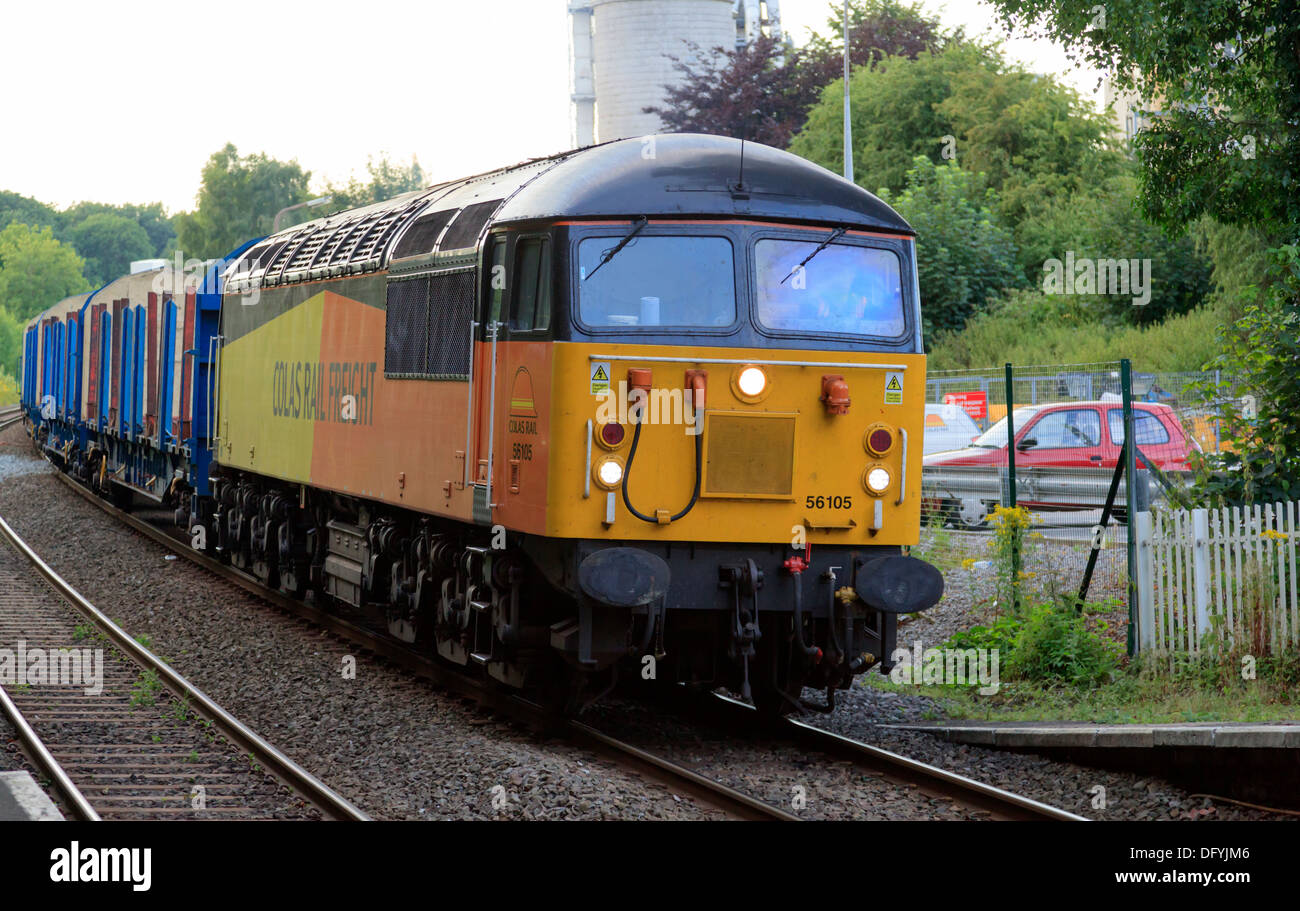 Class 56 (56105) passes through Chirk Station after leaving Kronospan Stock Photo