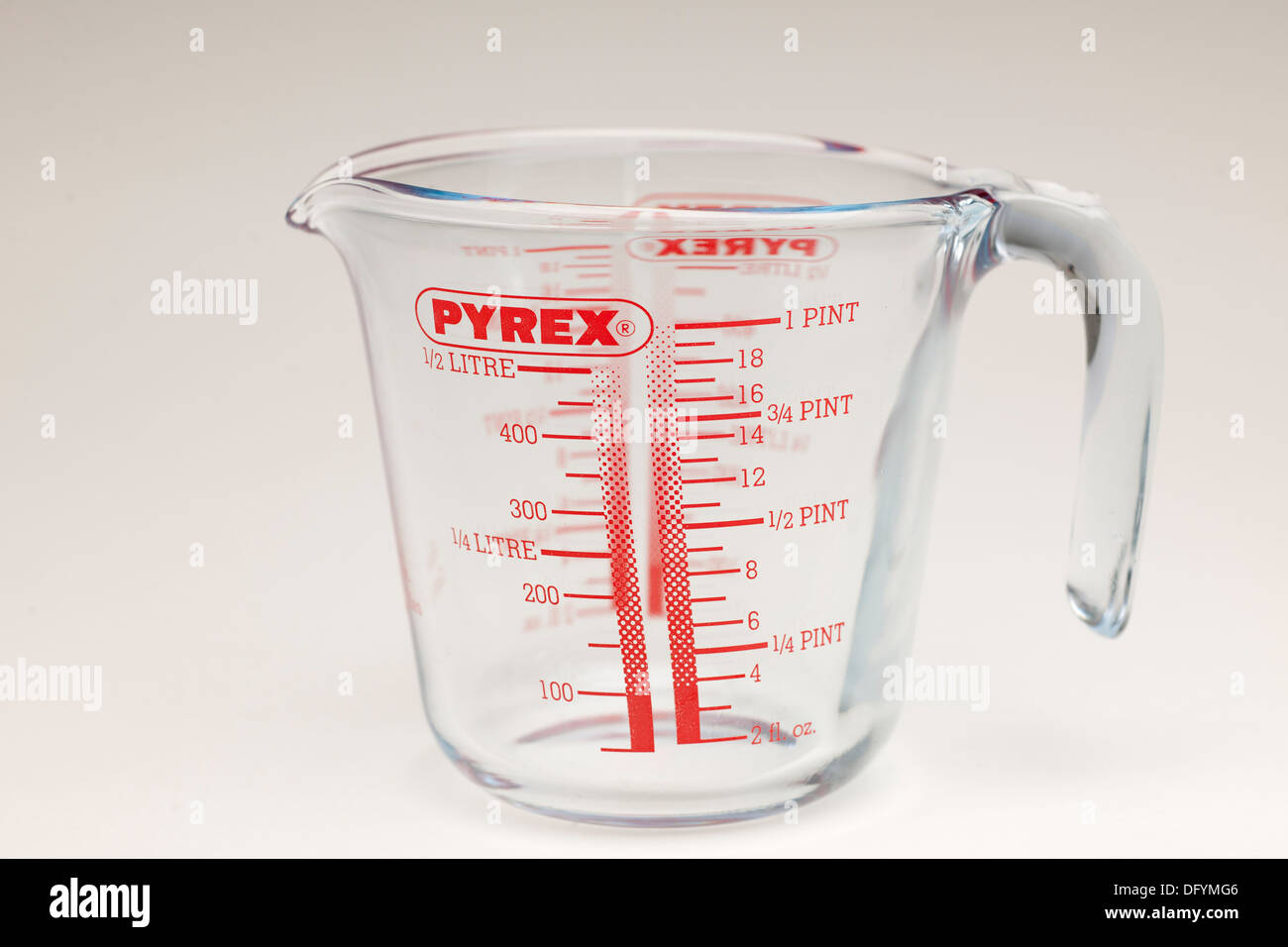 Pyrex glass 1 pint measuring jug Stock Photo