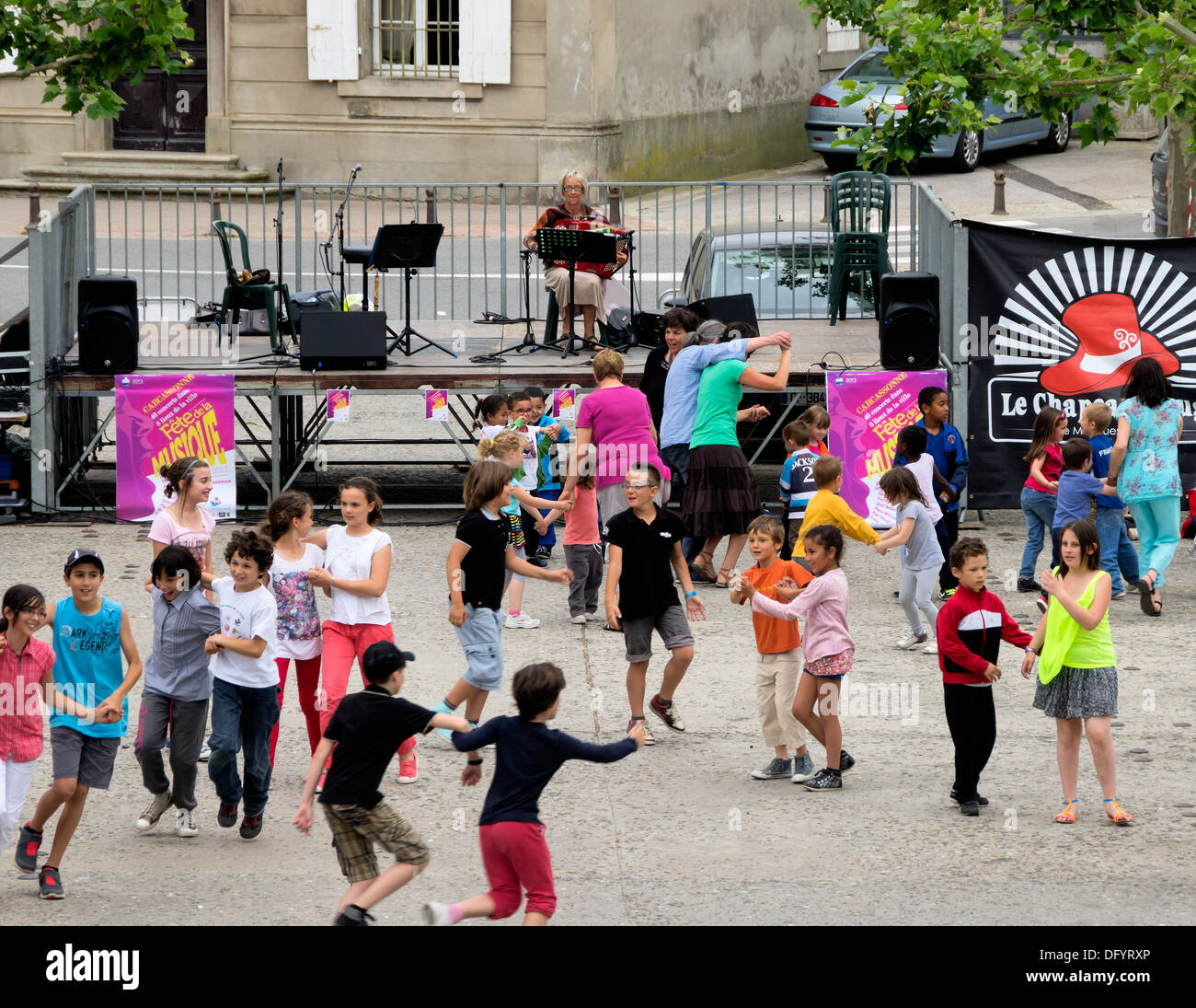 France, Carcassonne, Aude - Fete de la Musique, annual music festival,  traditional dacning for children by Le Chapeau Rouge Stock Photo - Alamy
