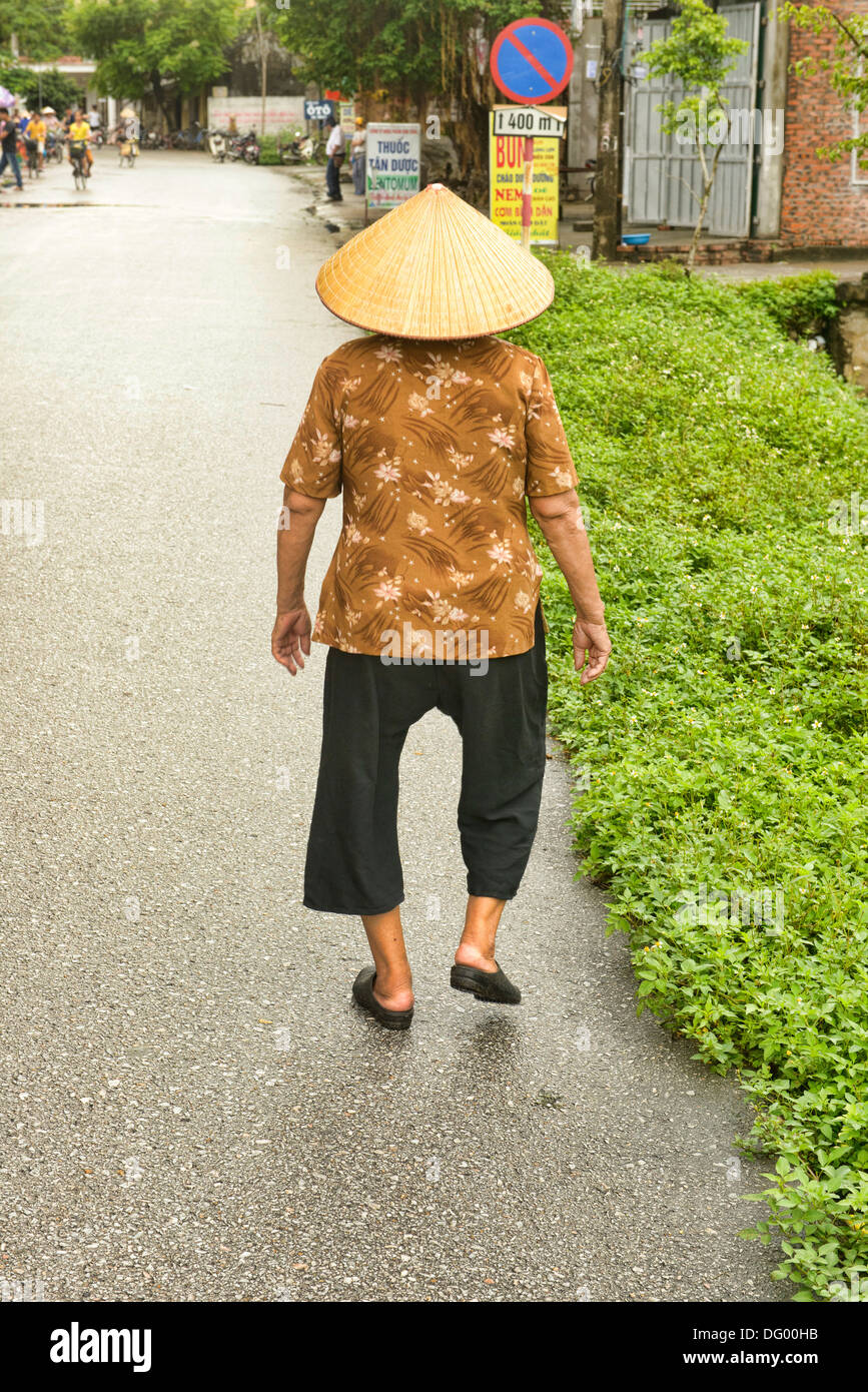 Old vietnamese woman hi-res stock photography and images - Alamy