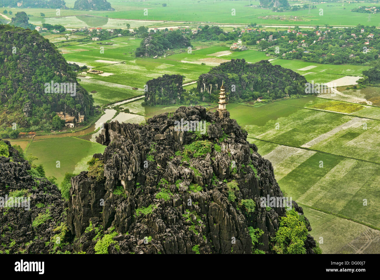 beautiful-limestone-karst-mountains-in-ninh-binh-vietnam-stock-photo