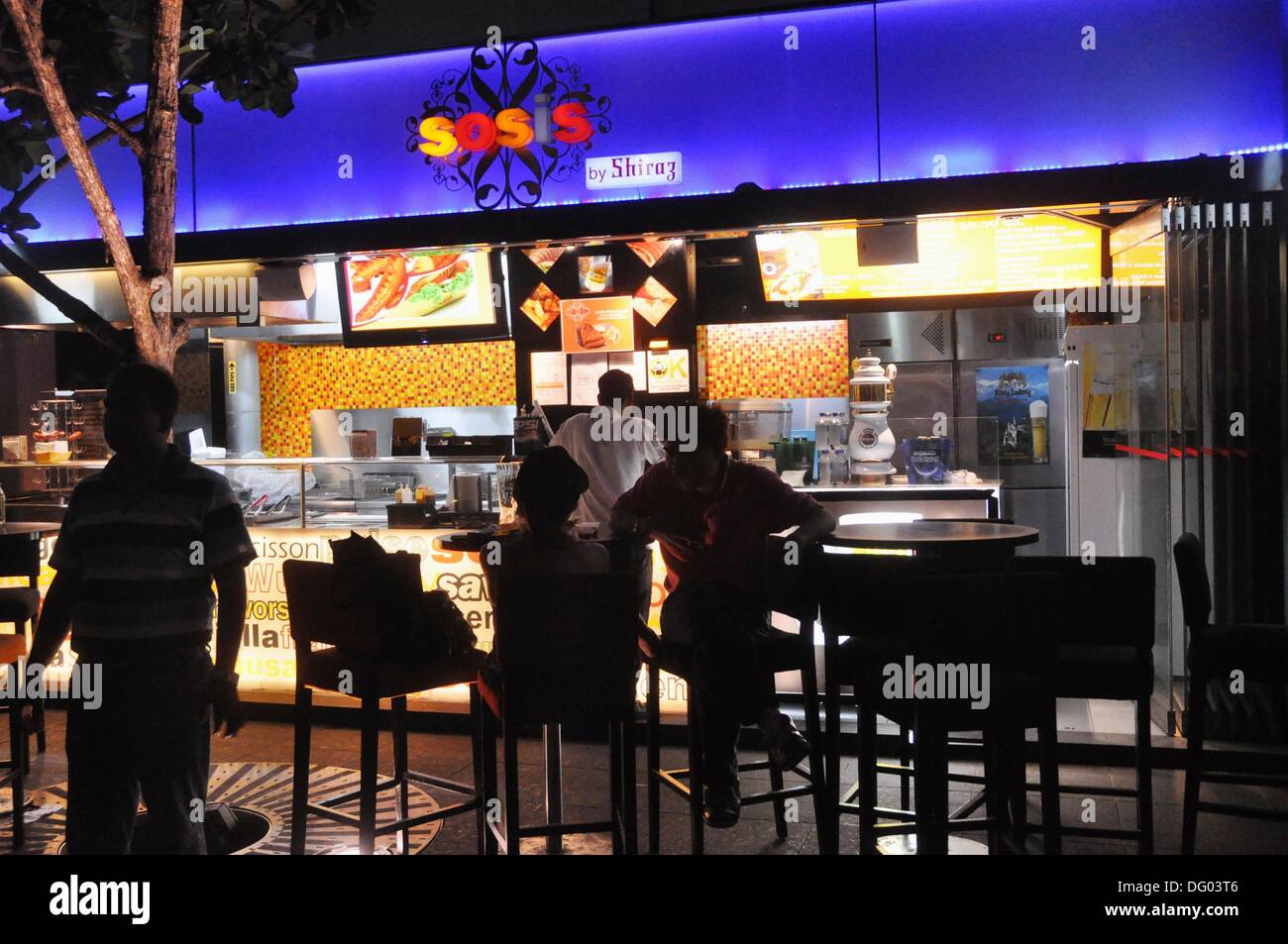 Singapore barrestaurant at Clarke Quay, nighttime Stock Photo Alamy