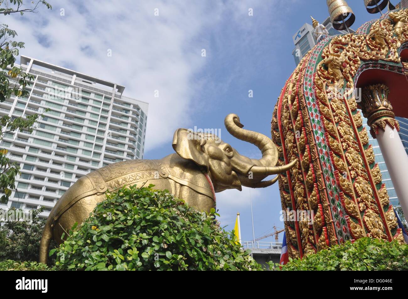 Golden elephant sculpture hires stock photography and images Alamy