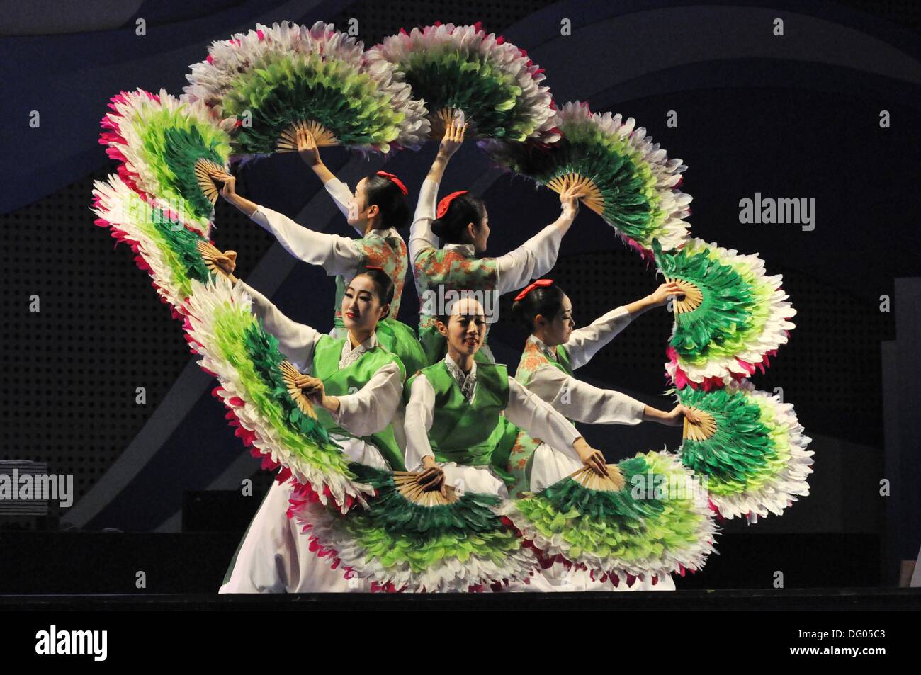Seoul (South Korea) traditional fan show in Seoul Square Stock Photo