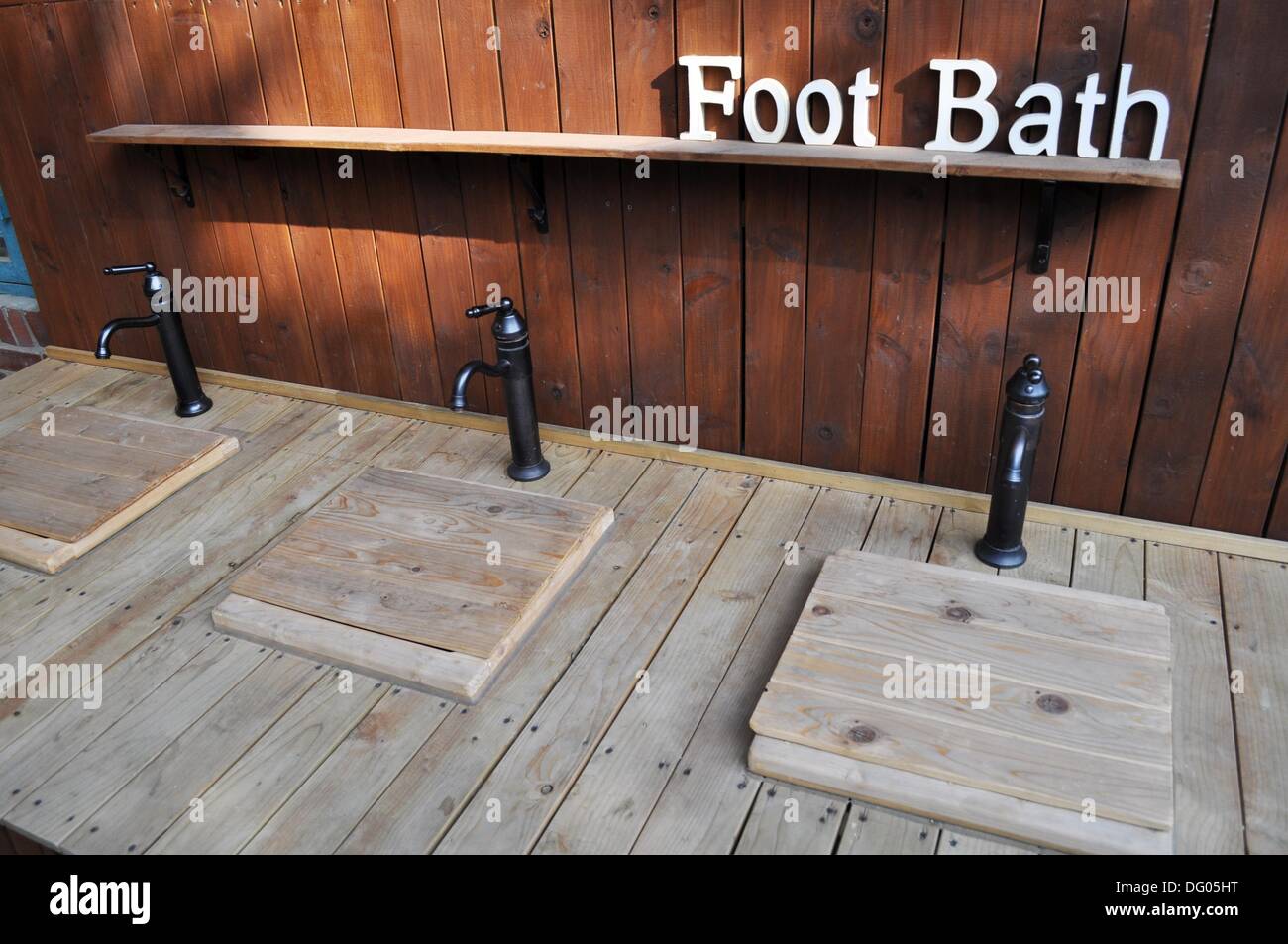 Seoul (South Korea) 'foot bath’ outside a trendy spa in the Bukchon