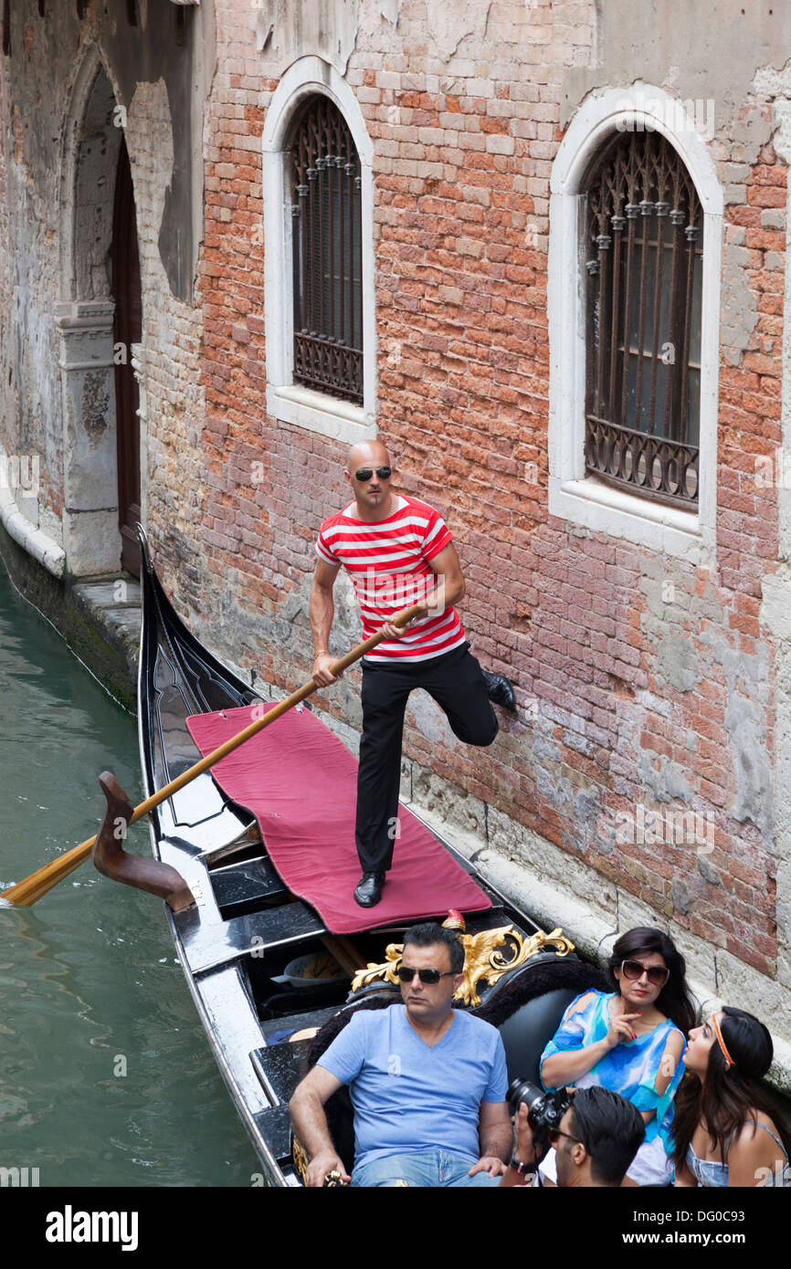 High-angle shot on a gondola from the vantage point of a Venetian bridge (Venice). Vue d'une gondole depuis un pont à Venise. Stock Photo