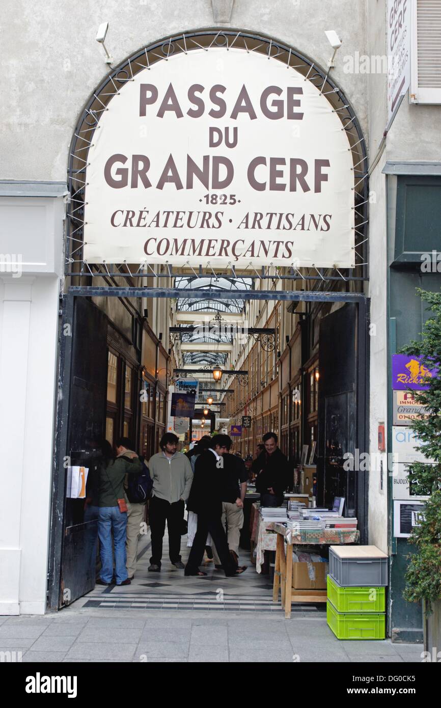 Shops in paris hi-res stock photography and images - Alamy
