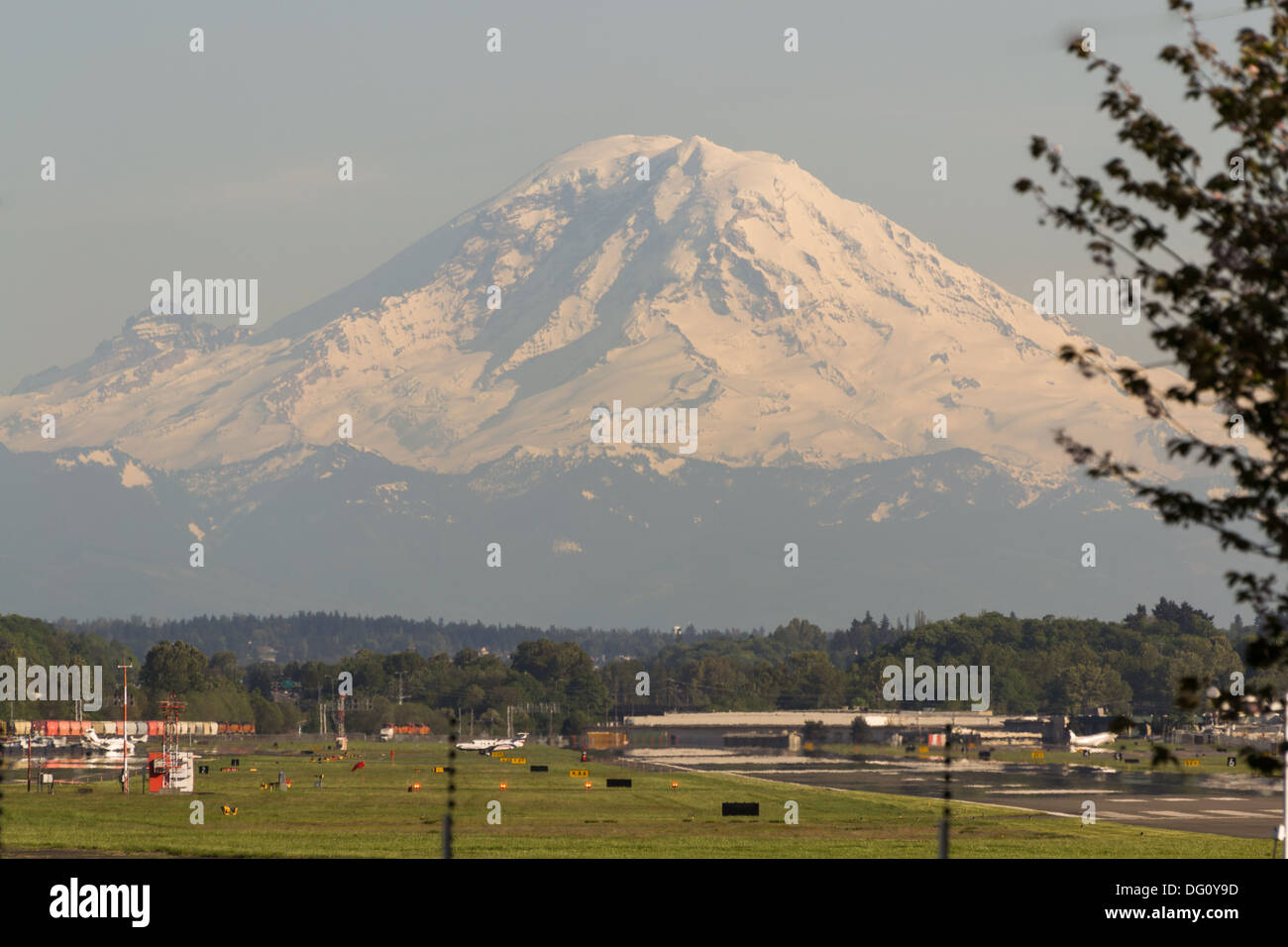 Mount Rainier over King Country International Airport (Boeing Field ...