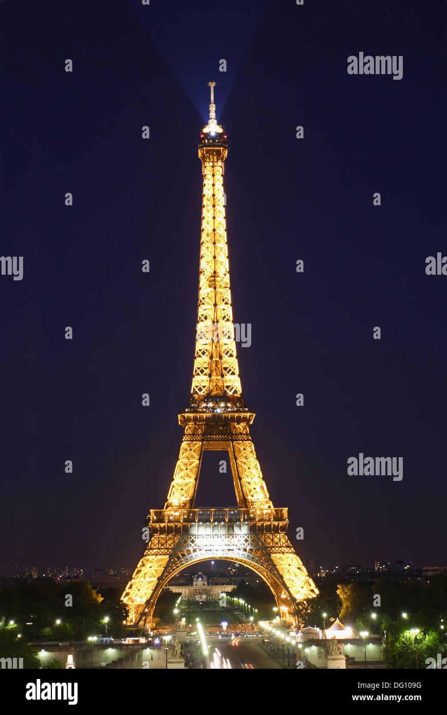 Eiffel Tower lights up the night sky of Paris Stock Photo Alamy