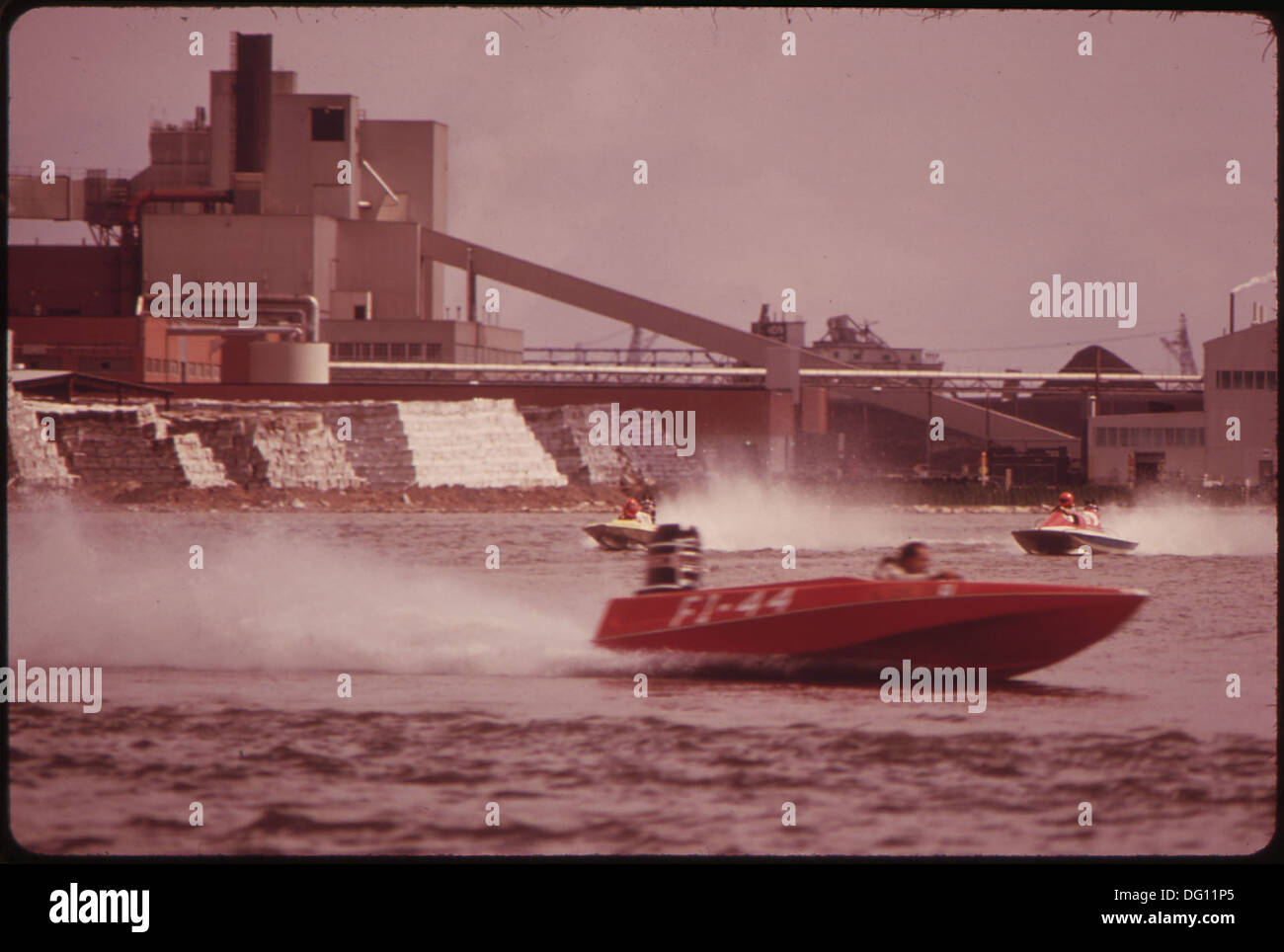 SPEEDBOAT RACING AT GREEN BAY. IN THE BACKGROUND IS THE FORT HOWARD PAPER COMPANY. PULP AND PAPER CONSTITUTE THE... 550879 Stock Photo