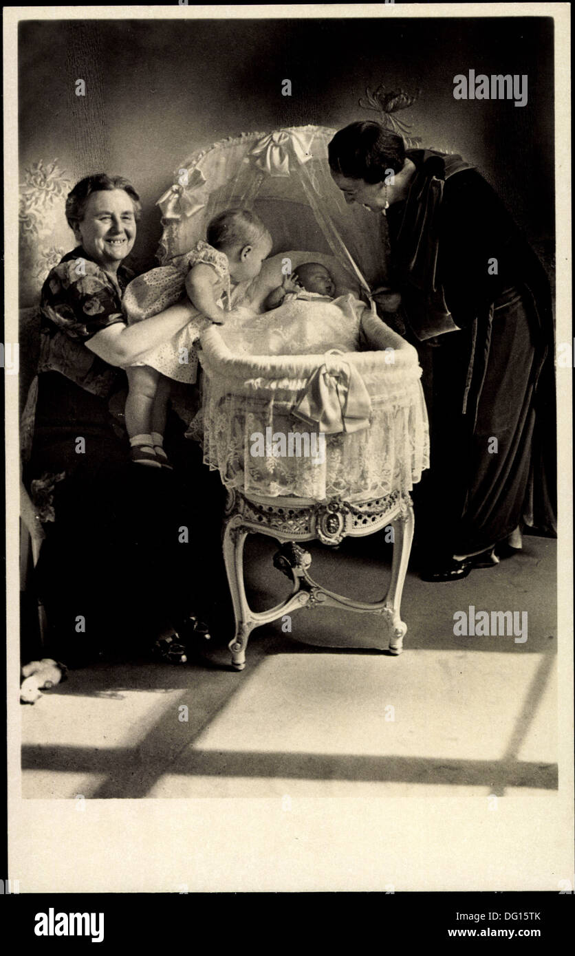 Ak Königin Juliana der Niederlande, Wilhelmina, Kinder, Kinderbett; Stock Photo