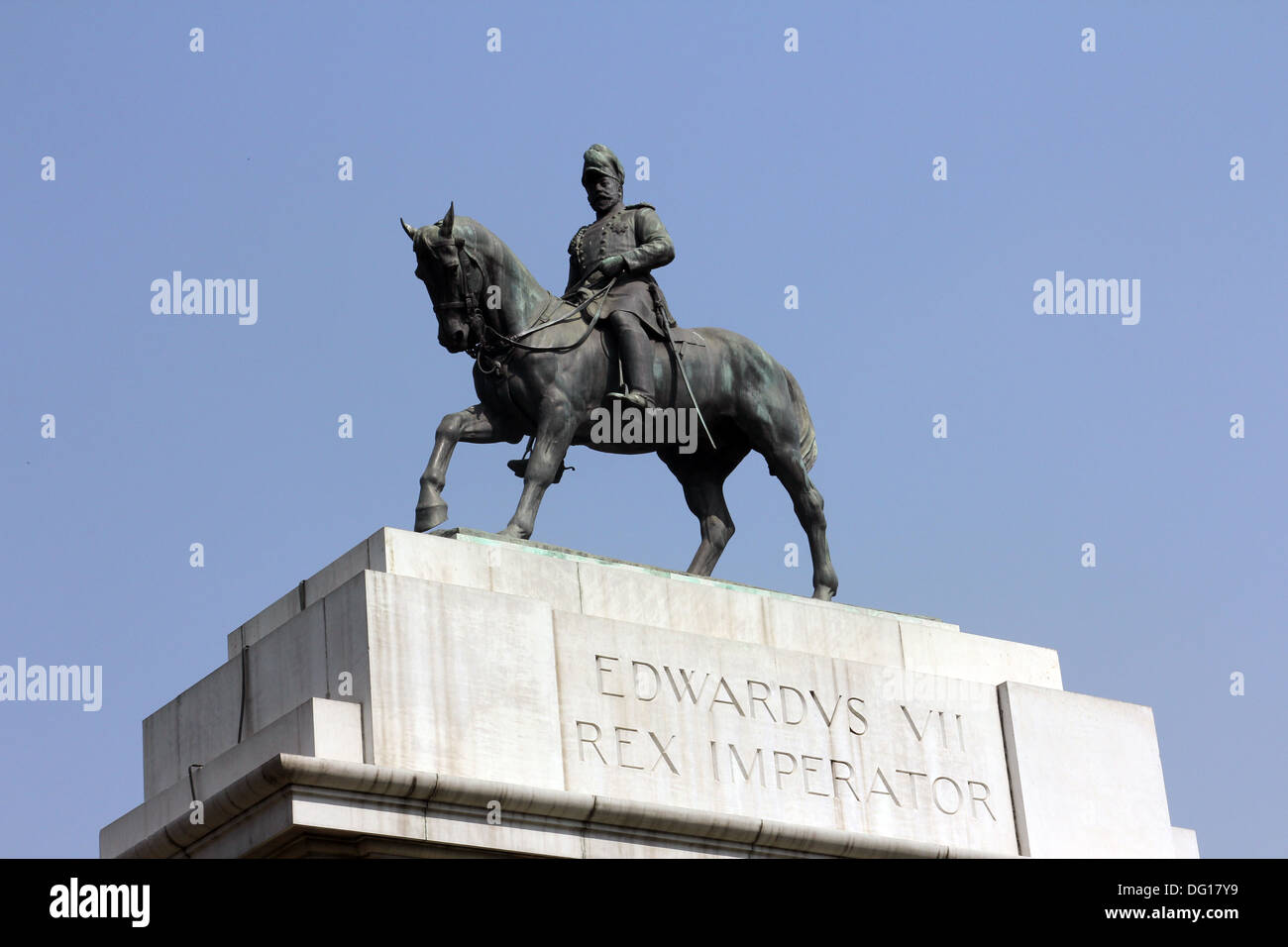 Statue of King Edward, south entrance to Victoria Memorial Hall, Kolkata, India Stock Photo