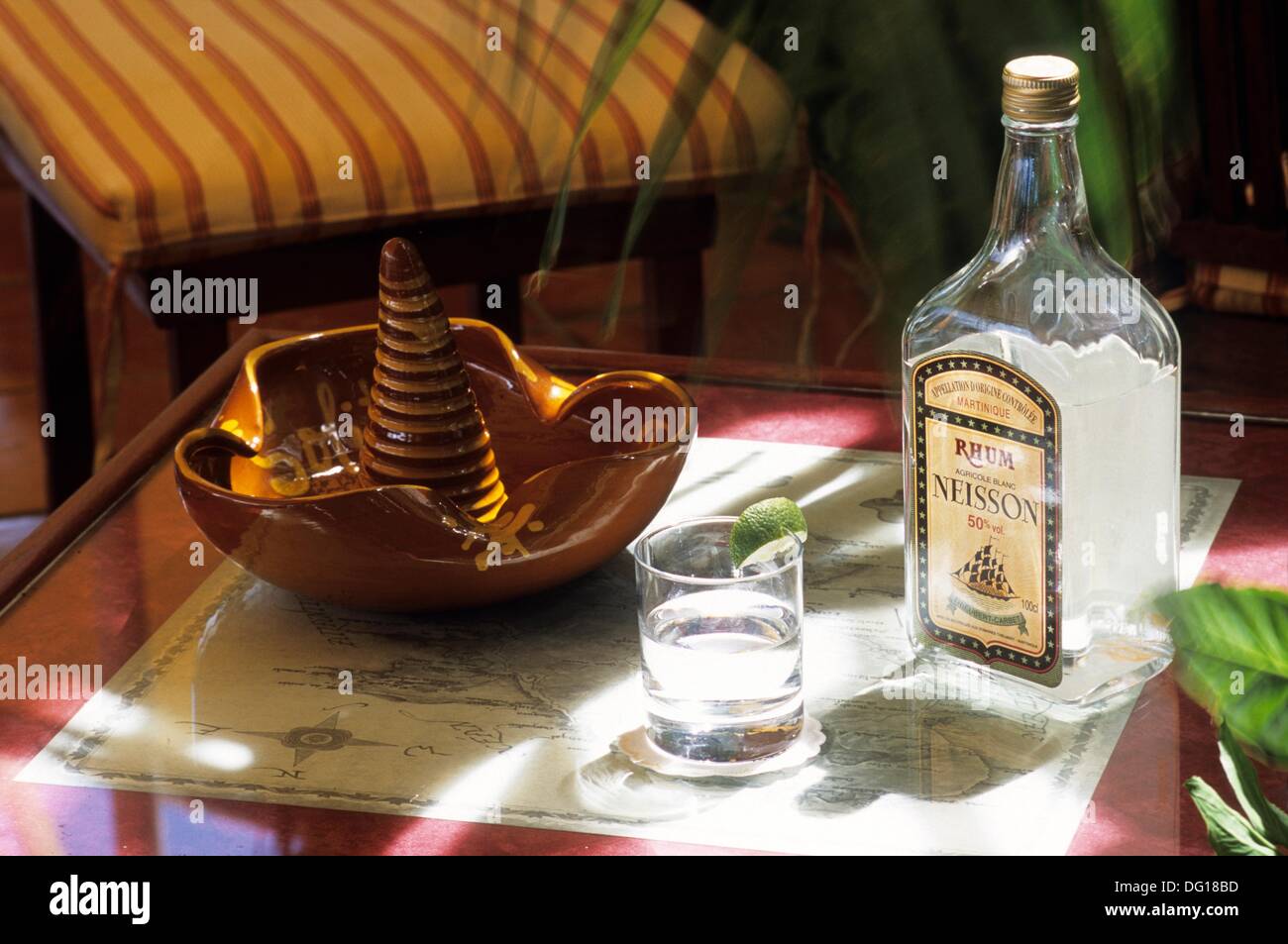 verre et bouteille de rhum Neisson Ile de la Martinique Departement et  Region d´Outremer francais Archipel des Antilles Stock Photo - Alamy