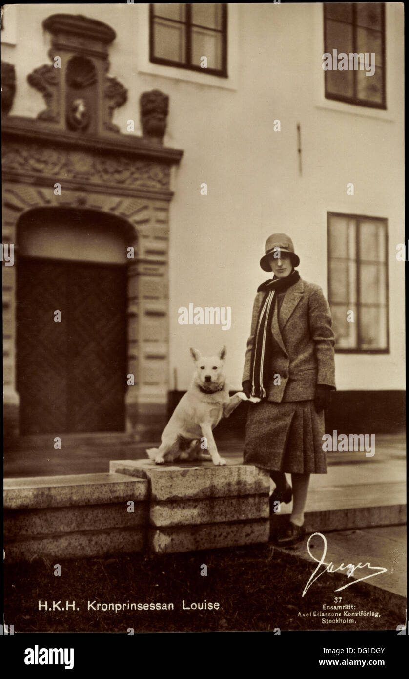 Ak Portrait der Kronprinzessin Louise mit Hund vor dem Schloss; Stock Photo