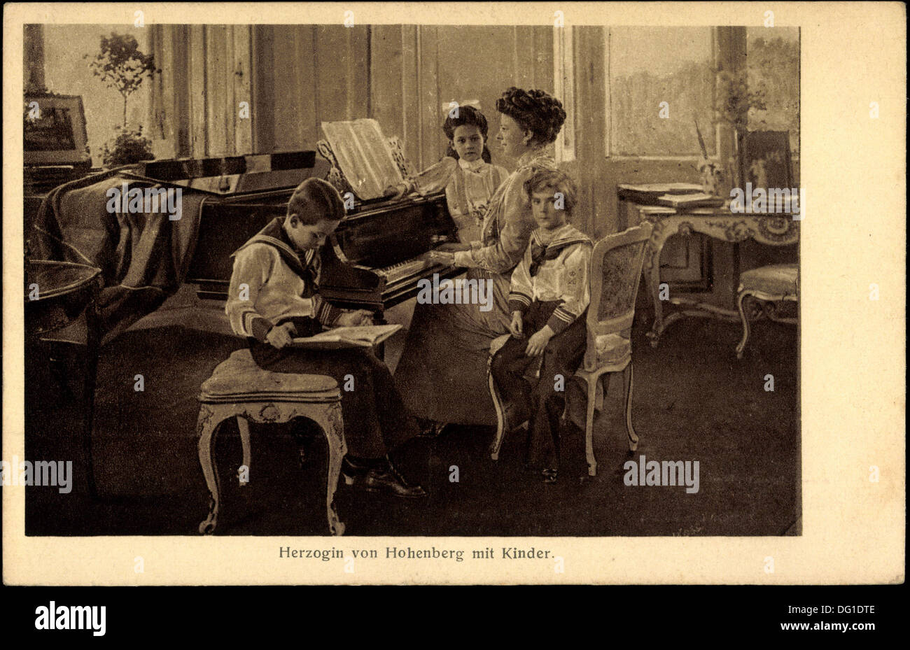 Ak Portrait der Herzogin von Hohenberg am Klavier mit den Kindern, BKWI 888 17; Stock Photo