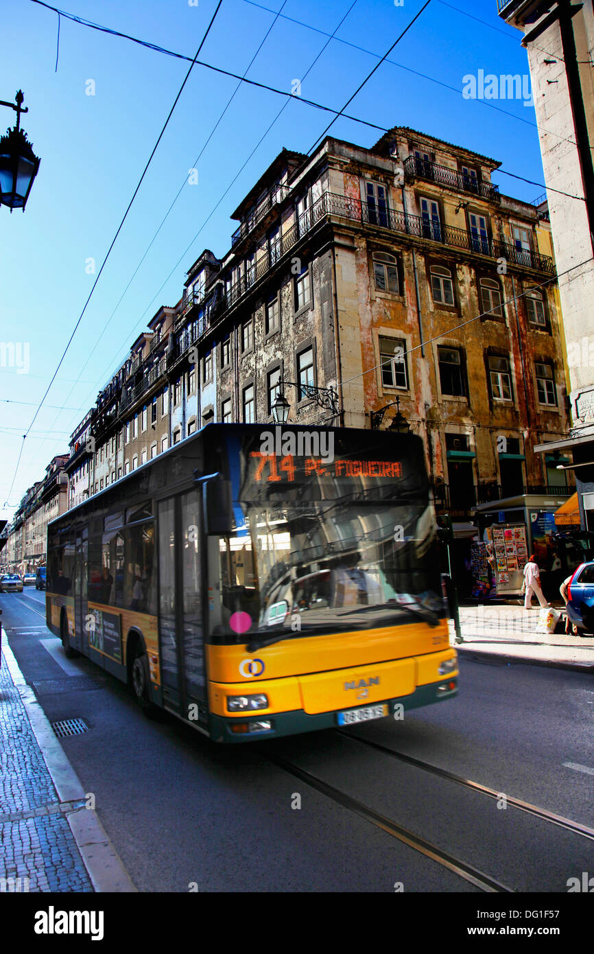 Autobus urbano circulando por barrio comercial  Lisboa, Portual  Europa Stock Photo