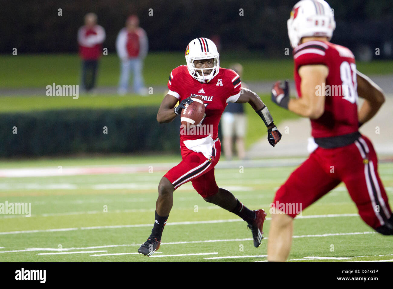 Louisville, KY, USA. 10th Oct, 2013. October 10, 2013: QB (5) Teddy Bridgewater decides to run when being forced from the pocket during the NCAA football game between the Rutgers Scarlet Knights and the Louisville Cardinals at Papa John's Stadium in Louisville, KY. Louisville defeated Rutgers 24-10. Credit:  csm/Alamy Live News Stock Photo
