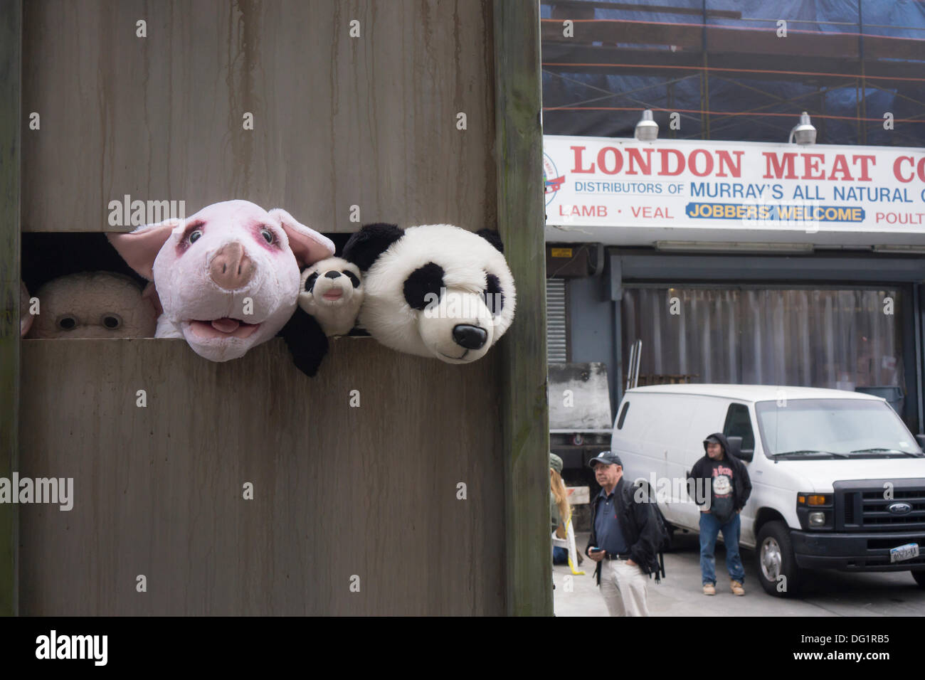 Stenciled art on wall hi-res stock photography and images - Page 4 - Alamy, image size:1300x956