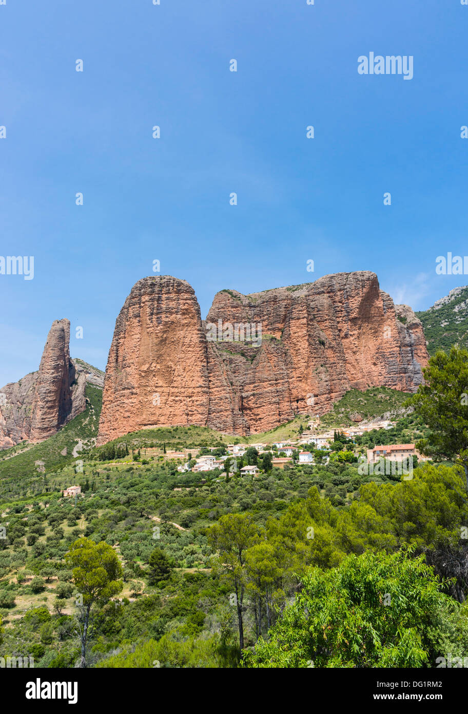 North-West Spain - Riglos, near Huesca. The village nestles below the huge sandstone butte called the Mallos de Riglos. Stock Photo