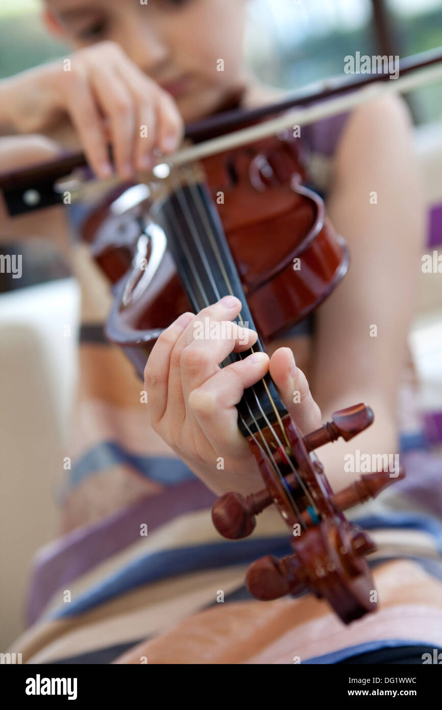 Young girl playing the violin Stock Photo - Alamy