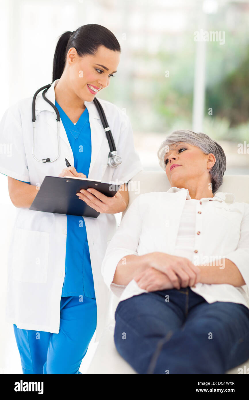 Doctor visit senior hi-res stock photography and images - Alamy