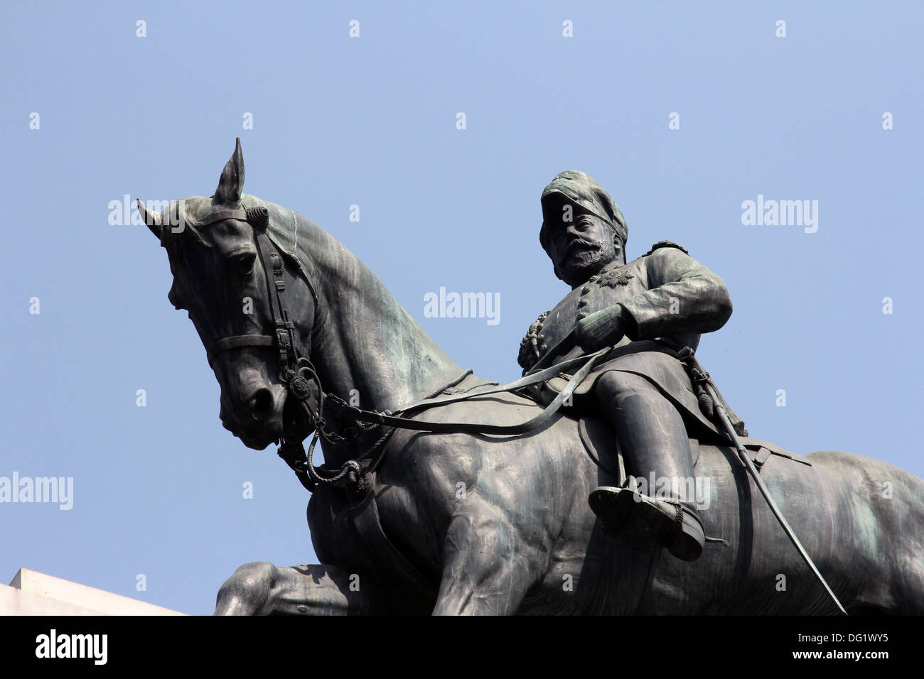 Statue of King Edward, south entrance to Victoria Memorial Hall, Kolkata, India Stock Photo