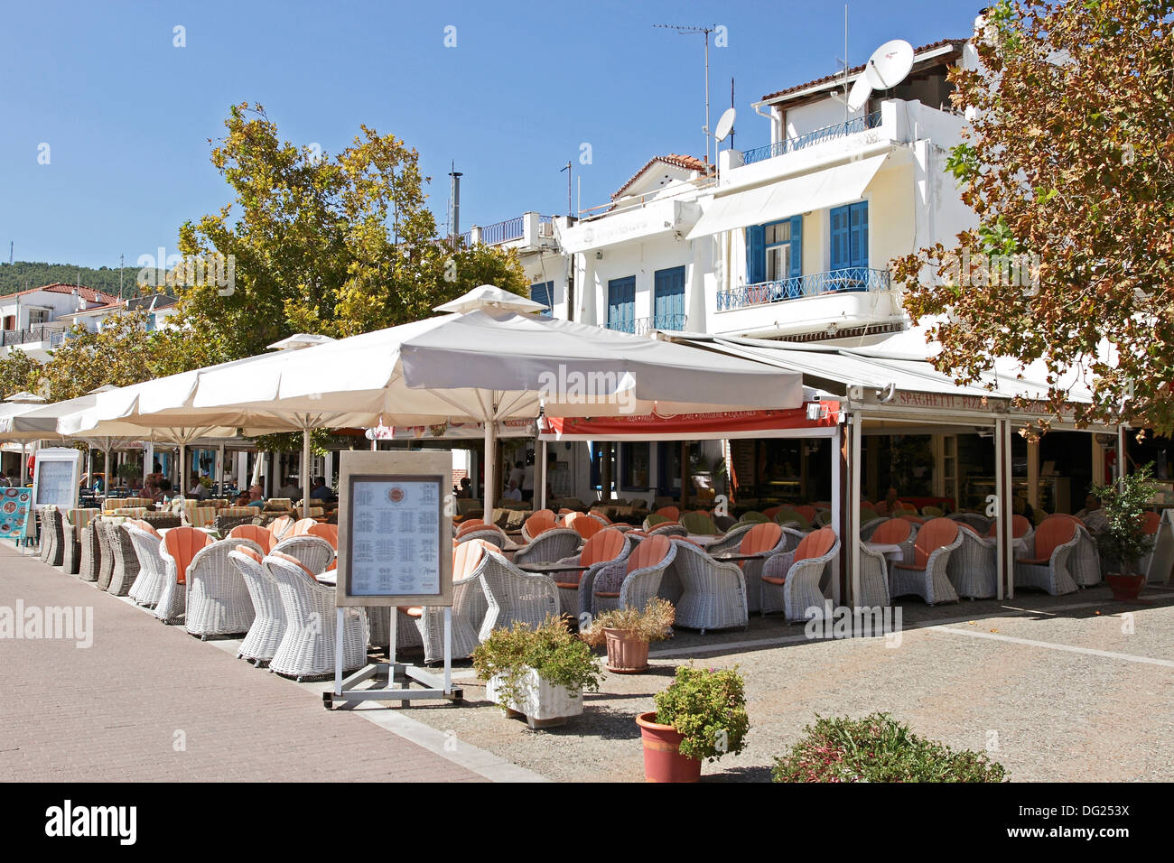 A Taverna in the Old Port area of Skiathos Town on the Greek Island of Skiathos, a popular tourist destination in the Aegean Sea Stock Photo