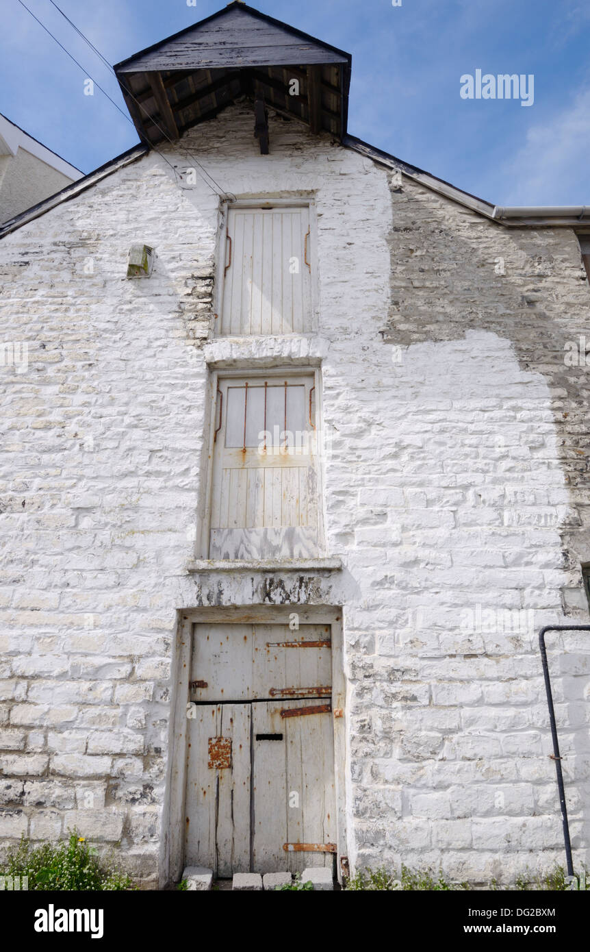 White frontage building hi-res stock photography and images - Alamy