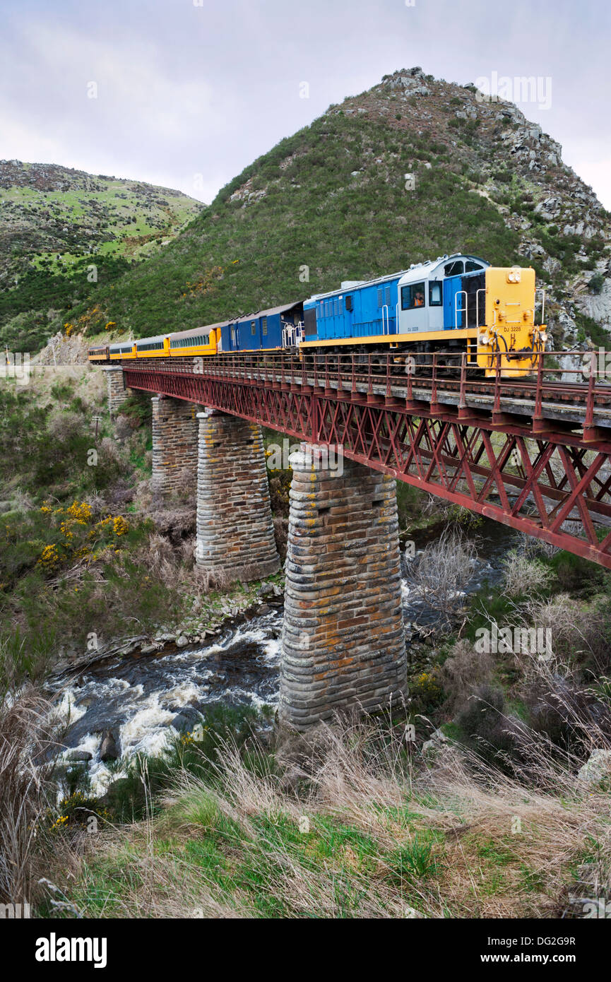 Near Dunedin, South Island, New Zealand. The Taieri Gorge Railway. A train crosses one of the viaducts on its way from Dunedin to Pukerangi Stock Photo