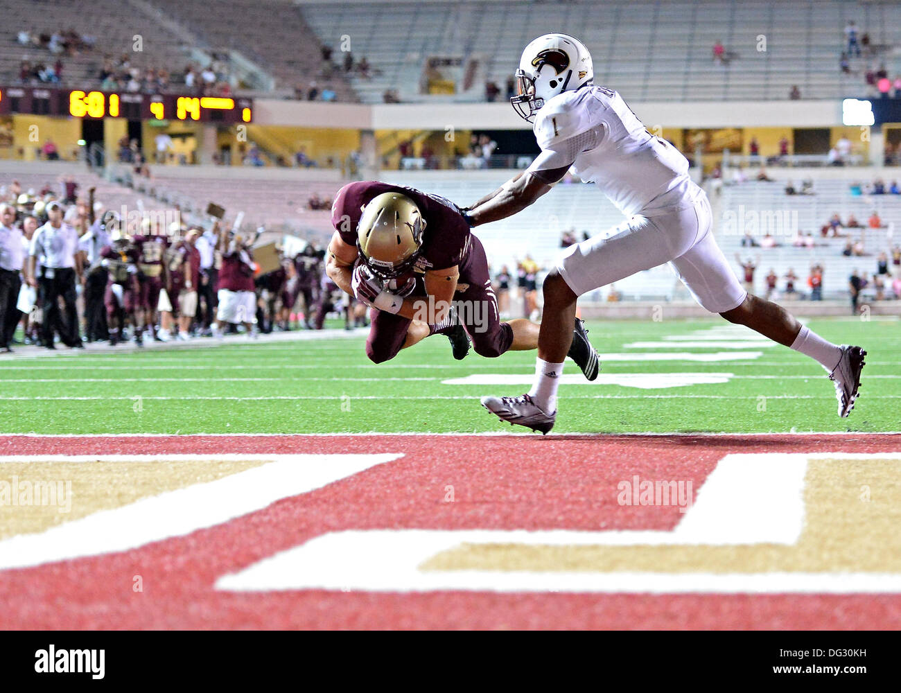 San Marcos, TX, USA. 12th Oct, 2013. Texas State wide receiver Andy Erickson #13 dashes in the endzone for a two point conversion as ULM safety Isaiah Newsome #1 looks to defend during second half of NCAA football game at Jim Wacker Field in San Marcos, TX. ULM defeat Texas State 21-14. © csm/Alamy Live News Stock Photo
