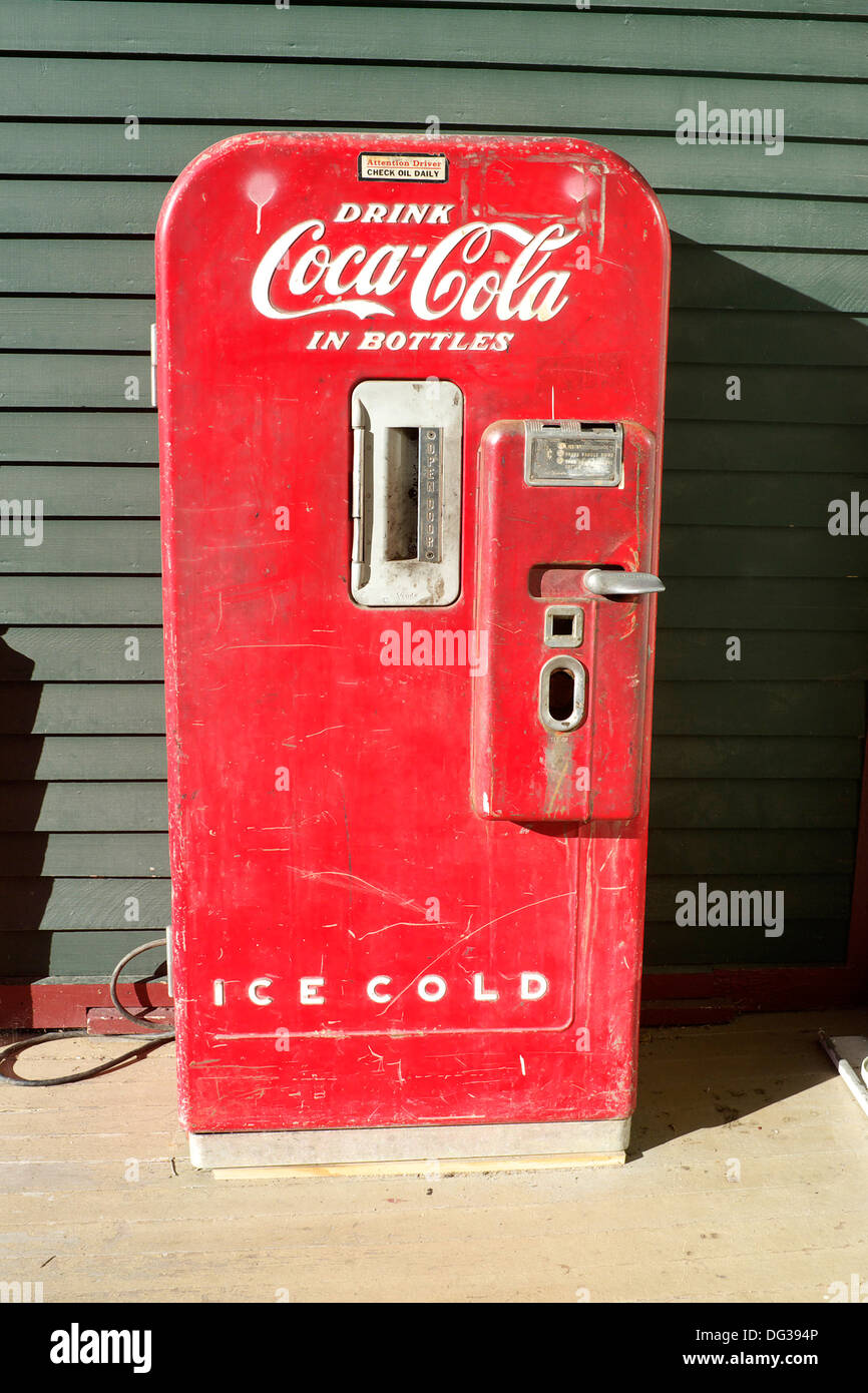 Vintage Coca Cola Machine Stock Photo - Alamy