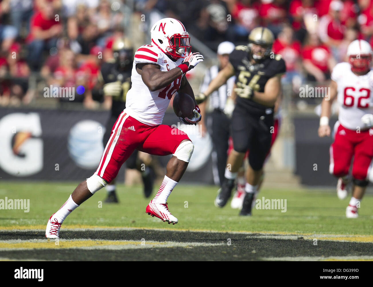 West Lafayette, Indiana, USA. 12th Oct, 2013. October 12, 2013: Nebraska wide receiver Quincy Enunwa (18) runs for yardage during NCAA Football game action between the Nebraska Cornhuskers and the Purdue Boilermakers at Ross-Ade Stadium in West Lafayette, Indiana. Nebraska defeated Purdue 44-7. © csm/Alamy Live News Stock Photo
