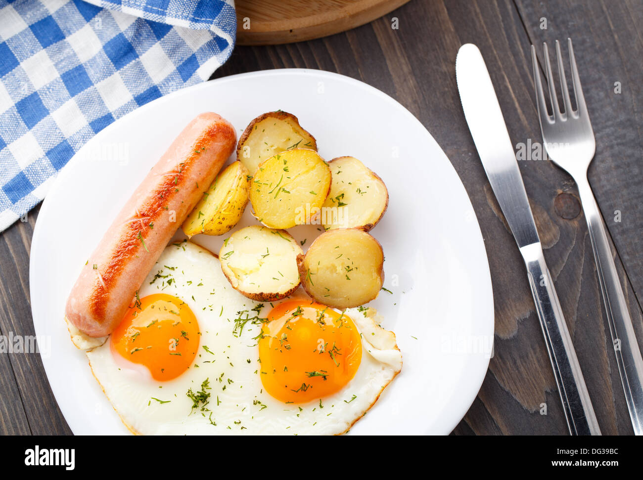 Breakfast with eggs, sausage and potato Stock Photo - Alamy
