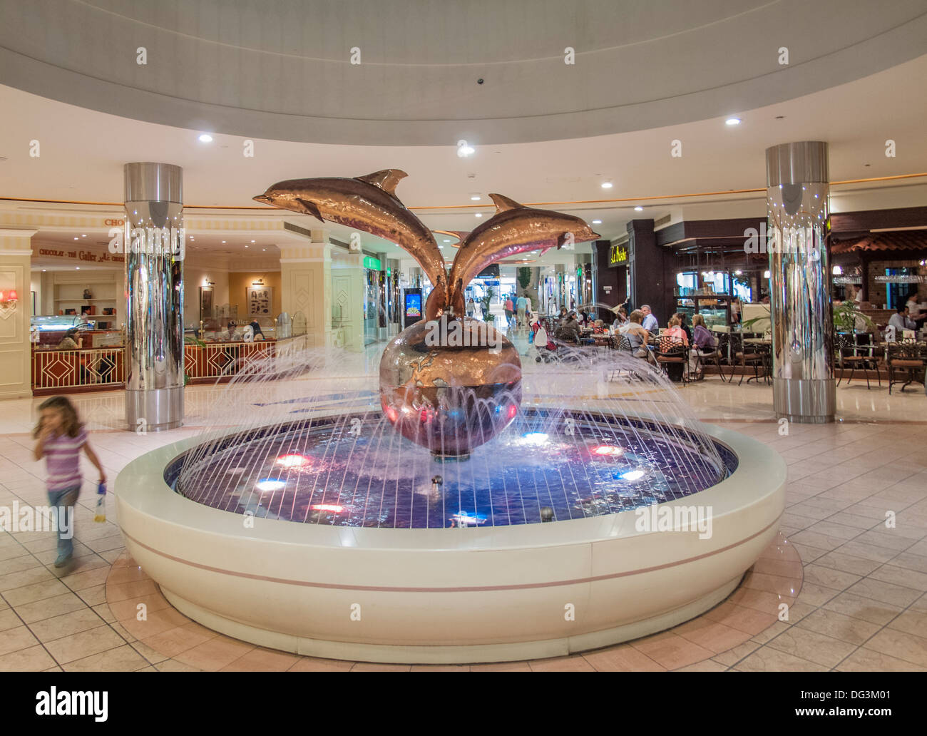 Shopping mall with fountain hires stock photography and images Alamy