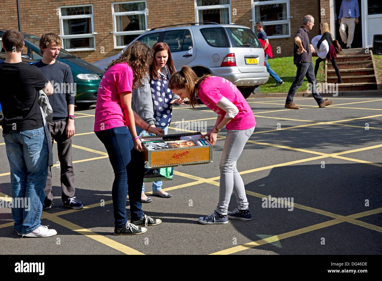 Older Student Mentors + parents helping Fresher students move into Halls of Residence, the Vale, University of Birmingham, UK Stock Photo