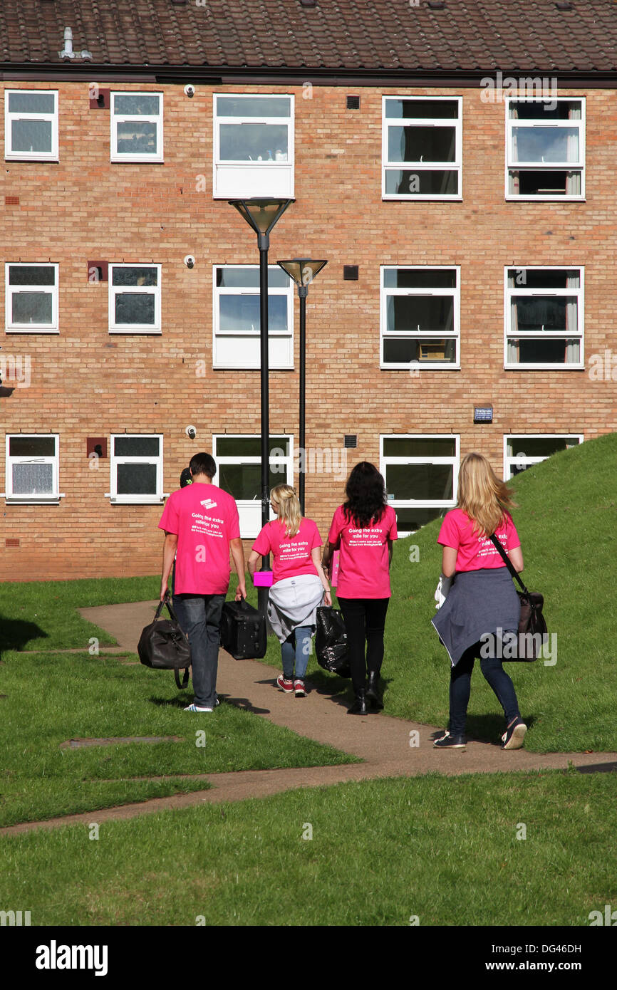 Older Student Mentors helping Fresher students move into Halls of Residence, the Vale, University of Birmingham, UK Stock Photo