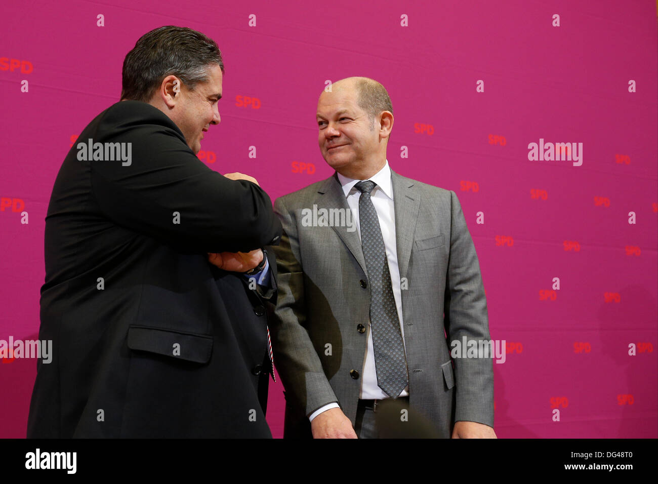 Berlin, Germany. 14th October, 2013. Meeting of the SPD party executive committee in the Willy Brandt house in Berlin. / Picture: Sigmar Gabriel (SPD), SPD party chairman, talking with Olaf Scholz (SPD), SPD mayor of Hamburg and Deputy Chairman, pictured during the SPD party executive committee in Berlin. Credit:  Reynaldo Chaib Paganelli/Alamy Live News Stock Photo