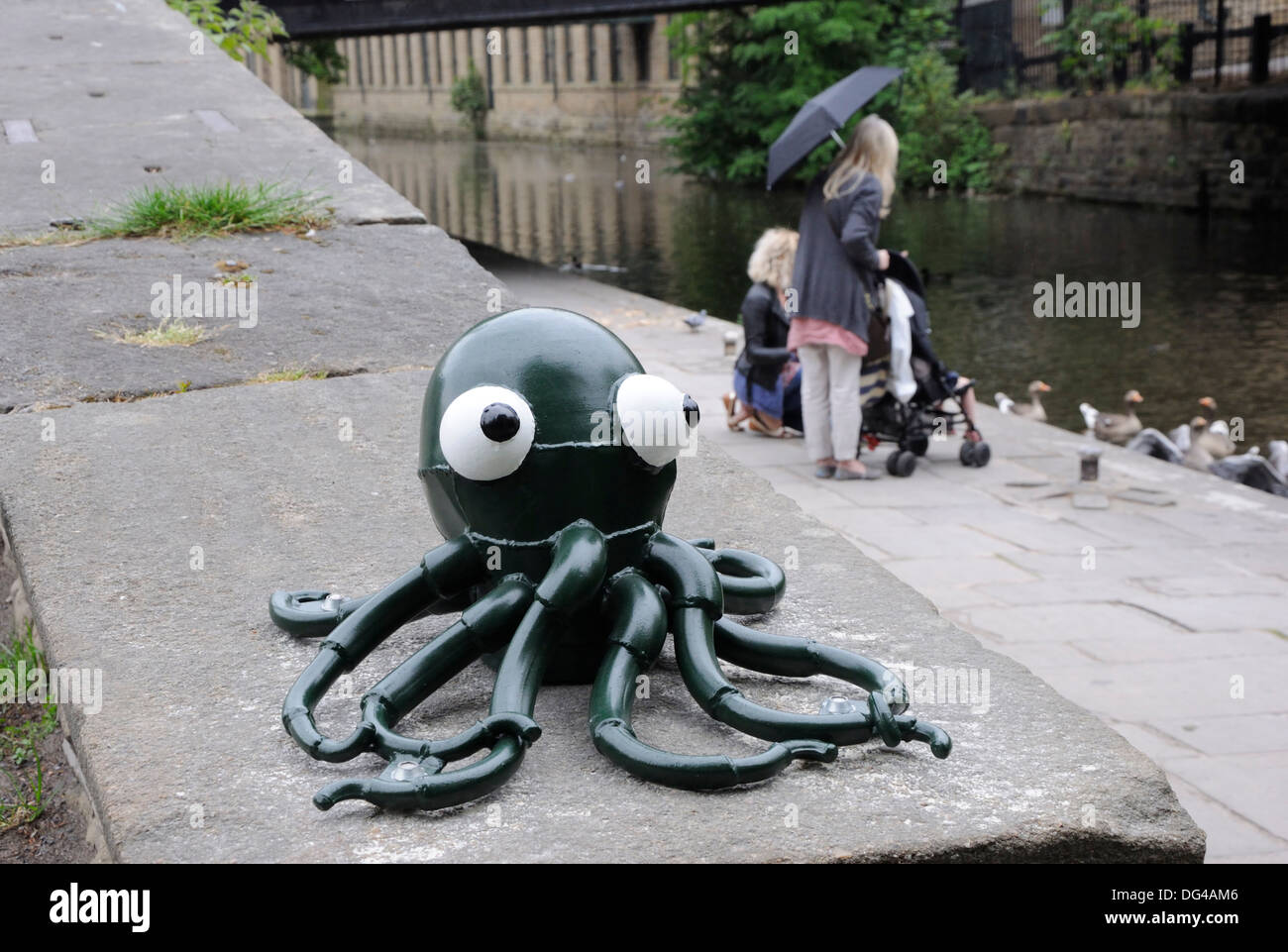 Octopus artwork by the Leeds and Liverpool canal, Saltaire, Bradford Stock Photo