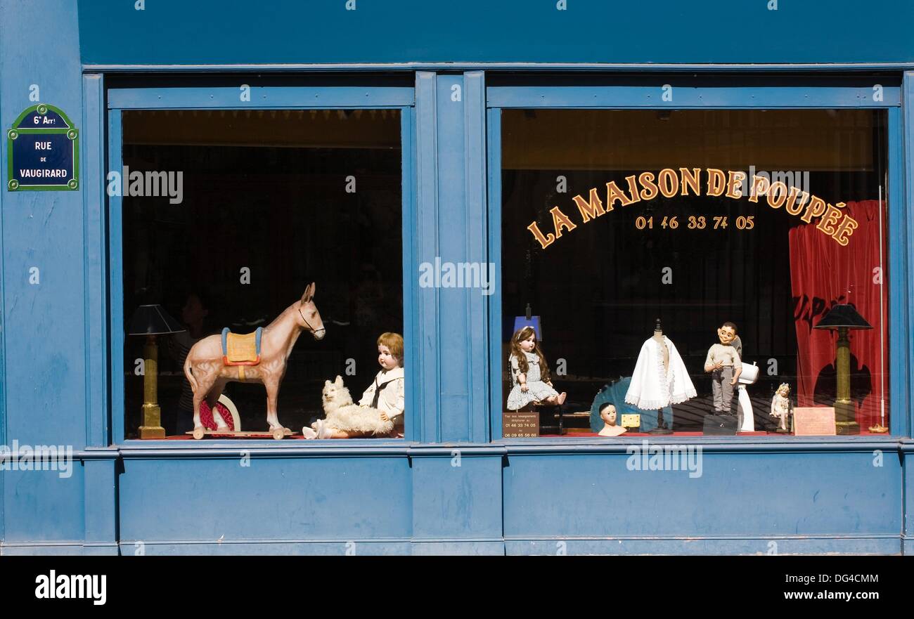 La Maison de Poupée, antique dolls shop. Rue Vaugirard, Paris, France Stock  Photo - Alamy