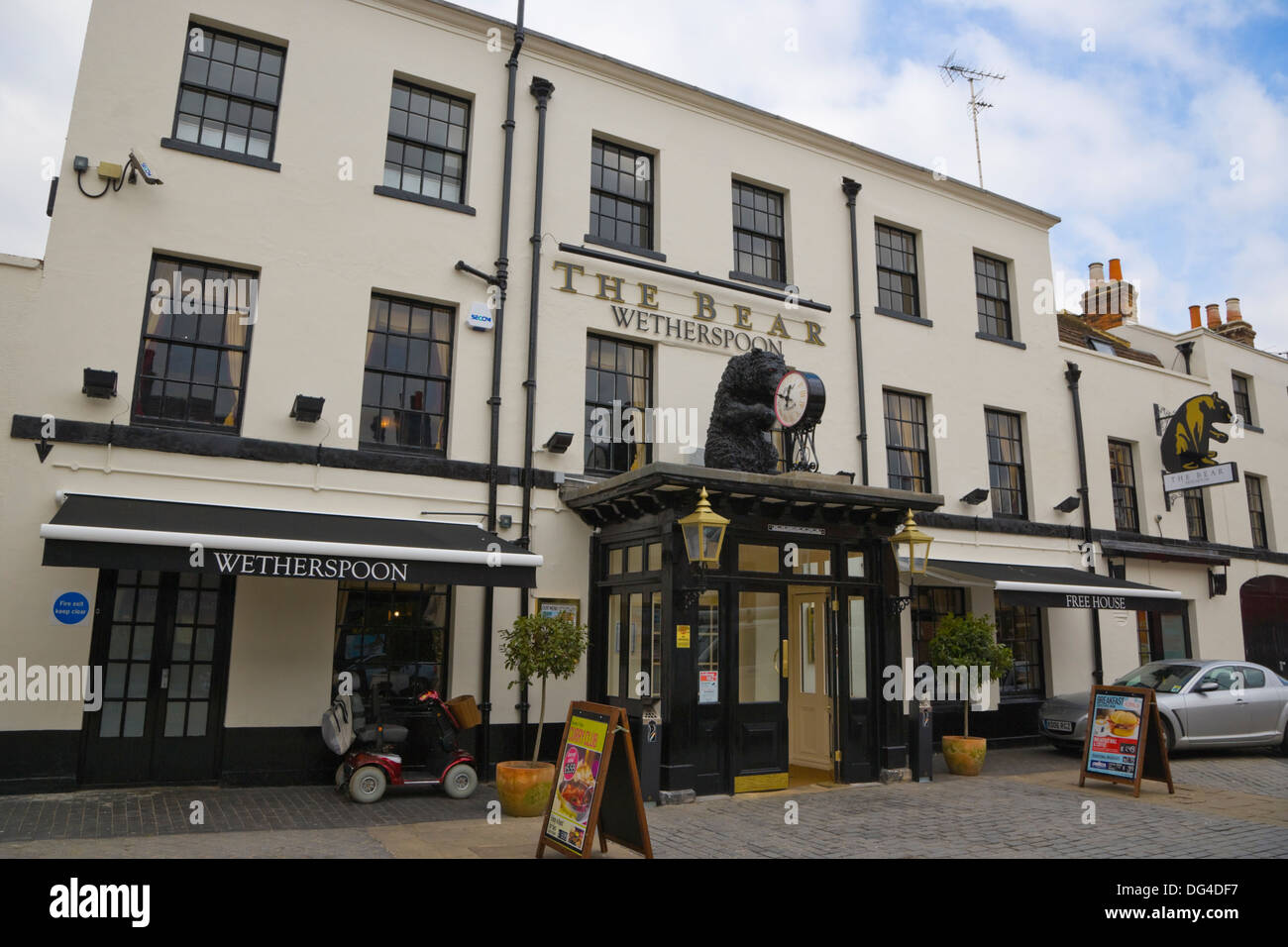 The Bear pub Wetherspoon. High Street. Maidenhead. Berkshire. England